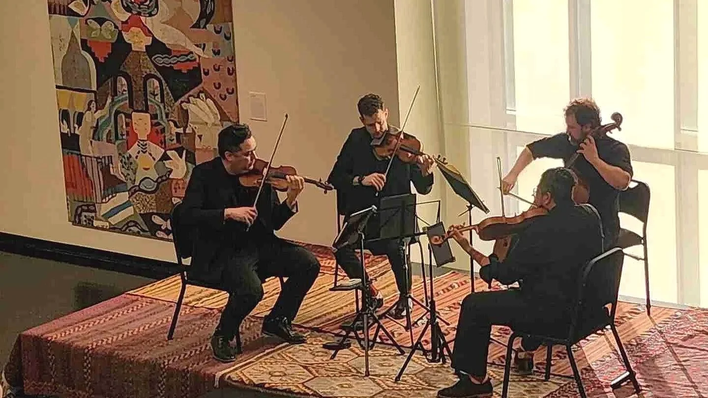 Beo performs in an art history gallery