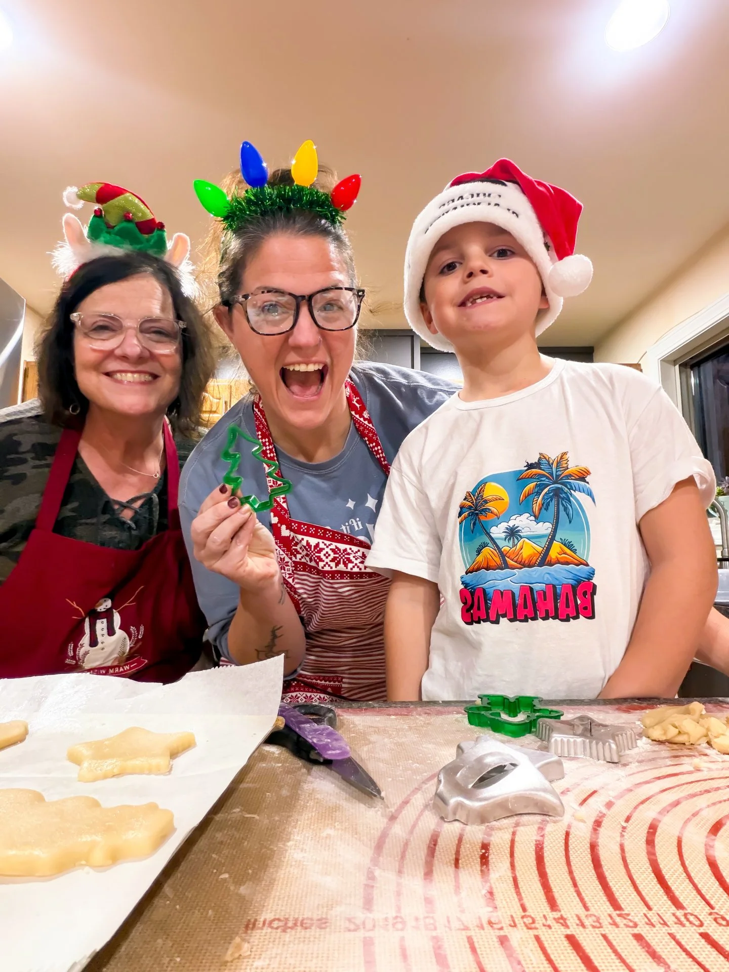 Ever feel physically 𝘵𝘩𝘦𝘳𝘦&hellip; but mentally 𝘴𝘰𝘮𝘦𝘸𝘩𝘦𝘳𝘦 𝘦𝘭𝘴𝘦?

This holiday season, I&rsquo;ve been forcing myself to leave my phone on the nightstand.
Not because I don&rsquo;t care about my work, my clients, or the people who ne