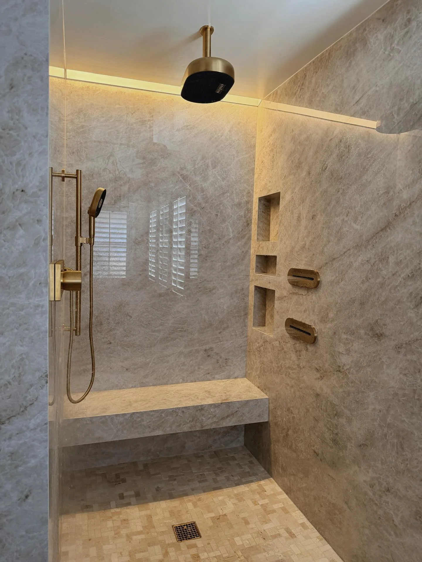 What was once purely functional is now an experience. Soft rainfall above, body jets at ease, and a serene, balanced palette throughout. For this transformation, we selected Taj Mahal porcelain slabs to capture the warmth and elegance of natural ston