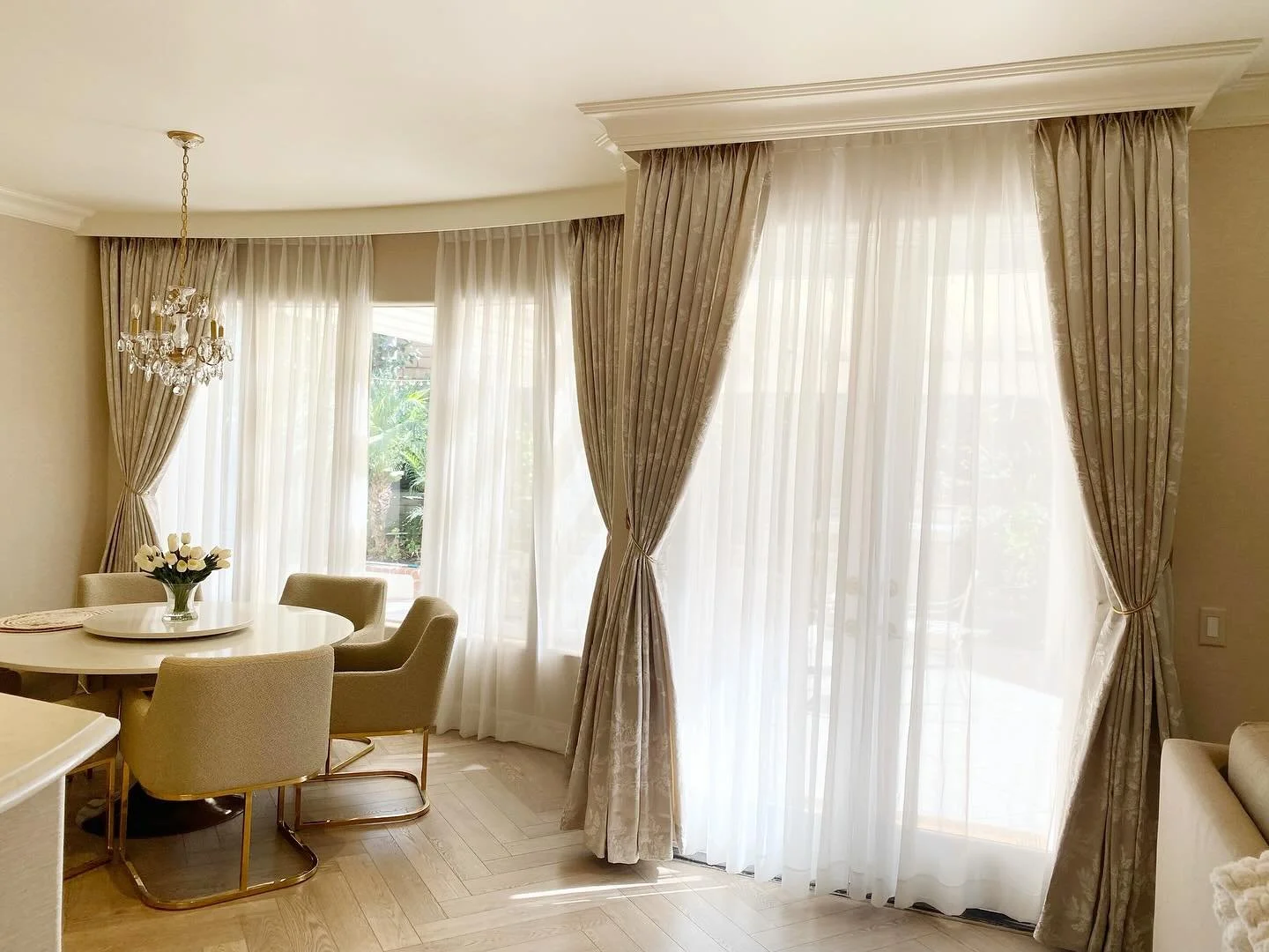 Every home has its unique challenges &mdash; and that&rsquo;s where our custom solutions make all the difference.

In this project, we transformed a curved corner by extending the crown molding to flow with the existing architecture, allowing the dra
