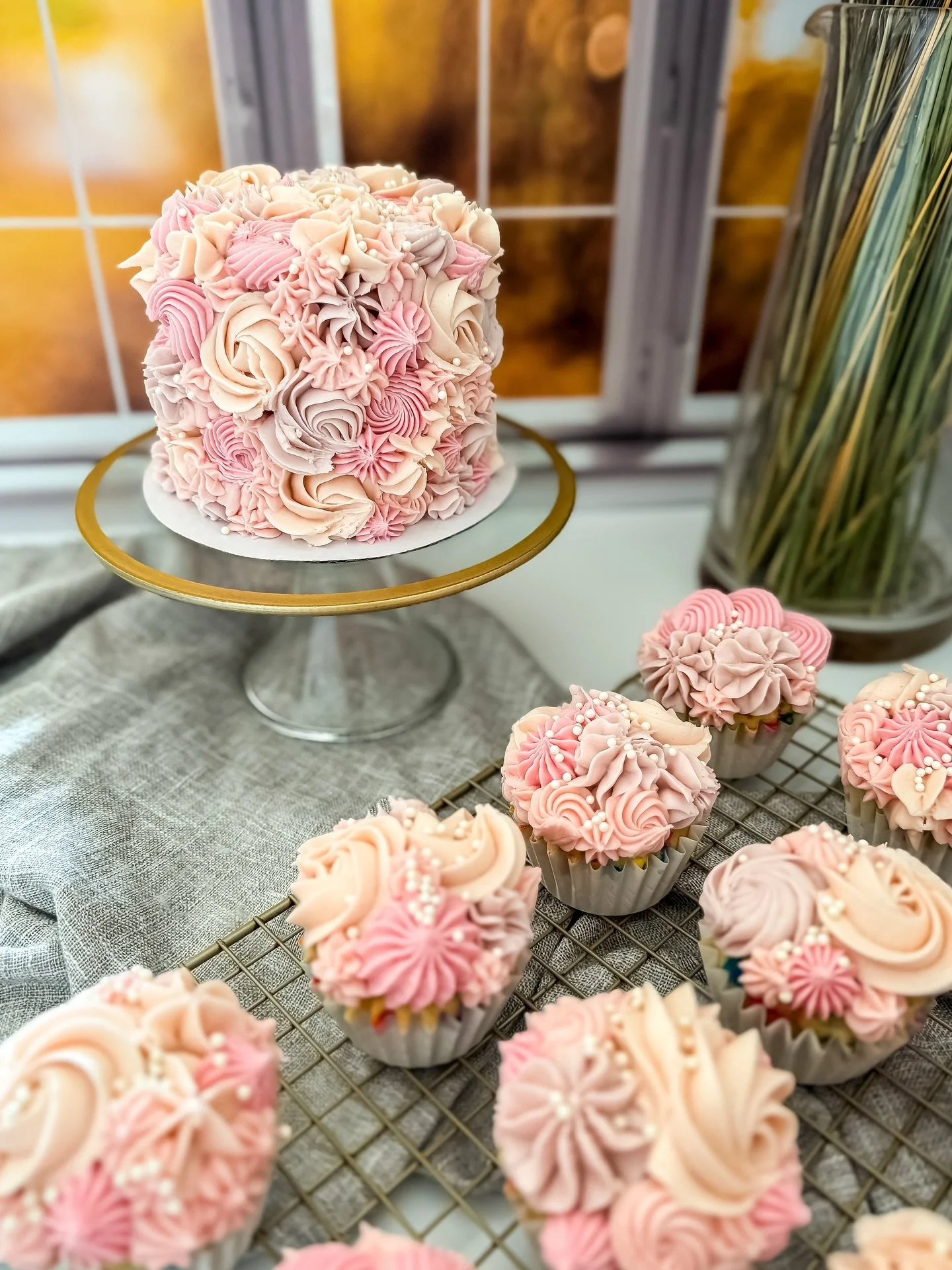 The smash cake + cupcake combo never disappoints! Happy first birthday to this little lady 🥳🥳
.
.
.
#glutenfree #glutenfreebirthdaycake #glutenfreebakery #glutenfreemassachusetts #glutenfreeboston #glutenfreesouthshore #dairyfreebakery #nutfreebake