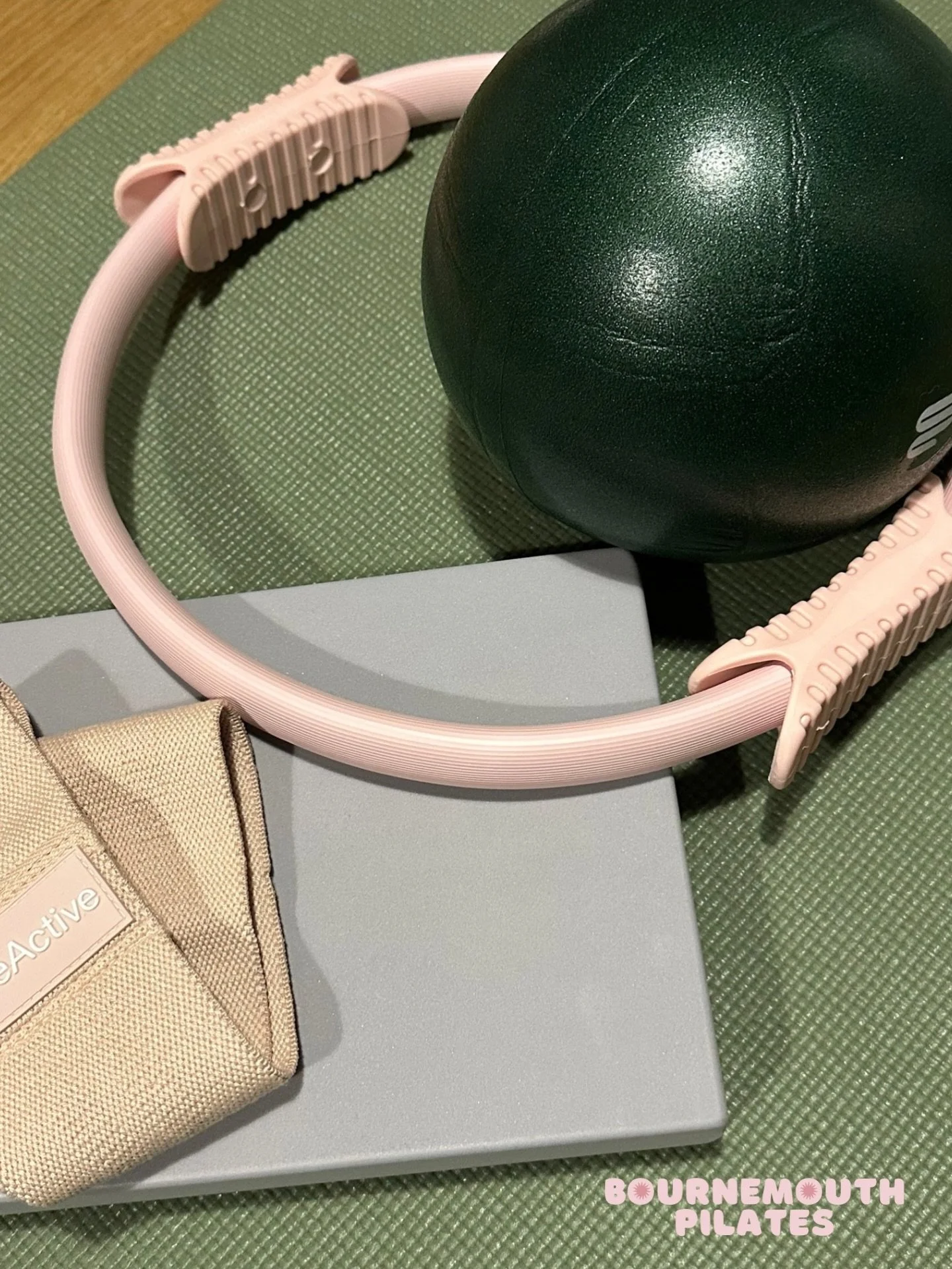 Monday movement ✨

Just a few gentle minutes with some of my favourite small pilates equipment. Perfect for easing into the week ahead 🌿

#pilatesbournemouth #wellness #exerciseismedicine #pilatesdorset