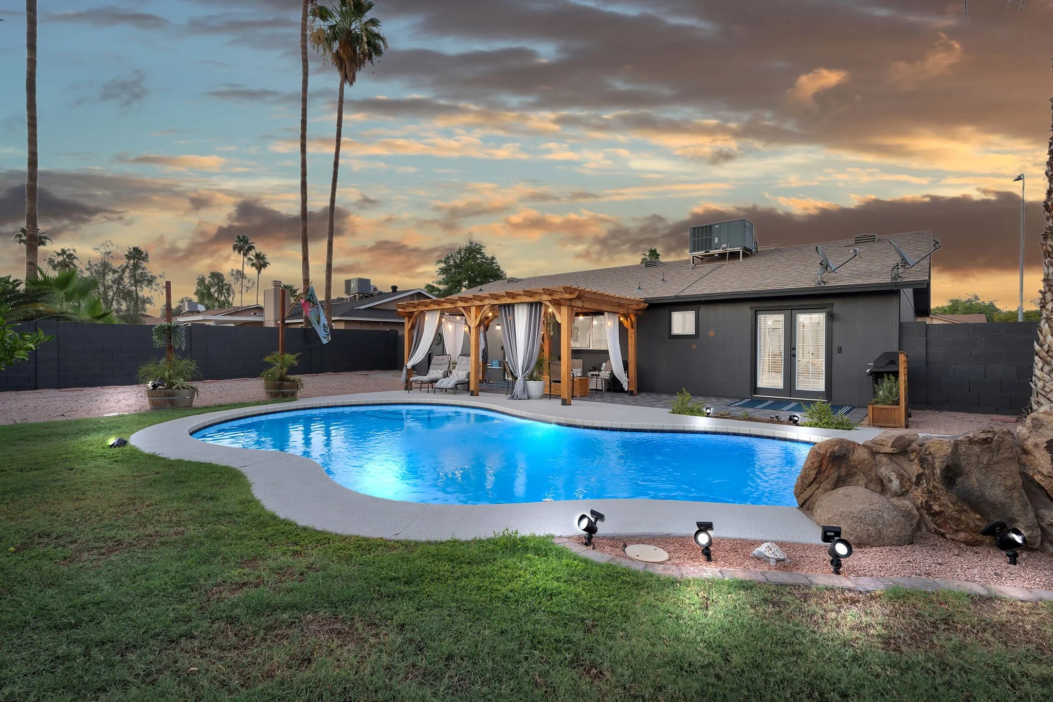 40-web-or-mls-2512 S Evergreen Rd-11.jpg