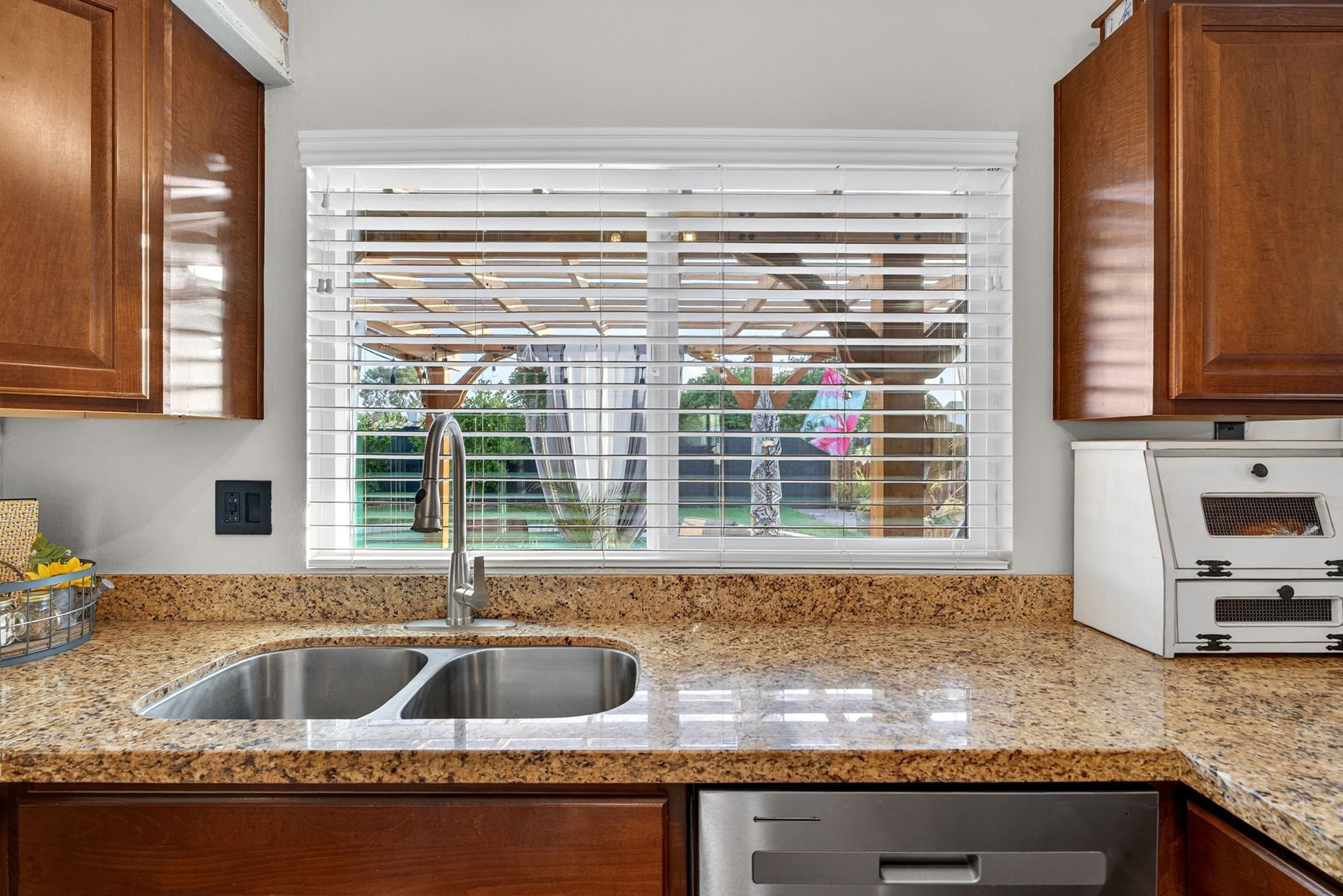 20-web-or-mls-023S Evergreen Rd.jpg