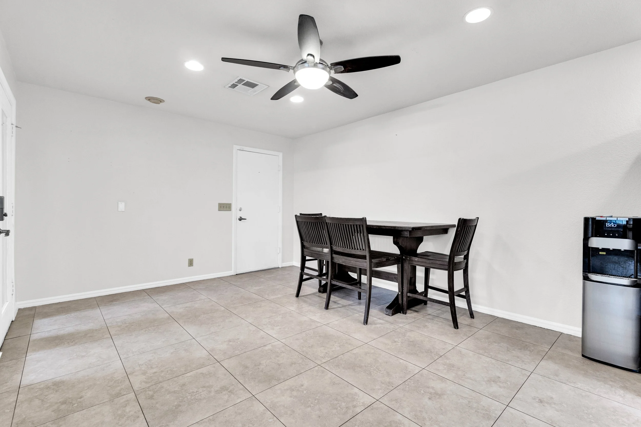 320 W Laguna Dr-7.jpg