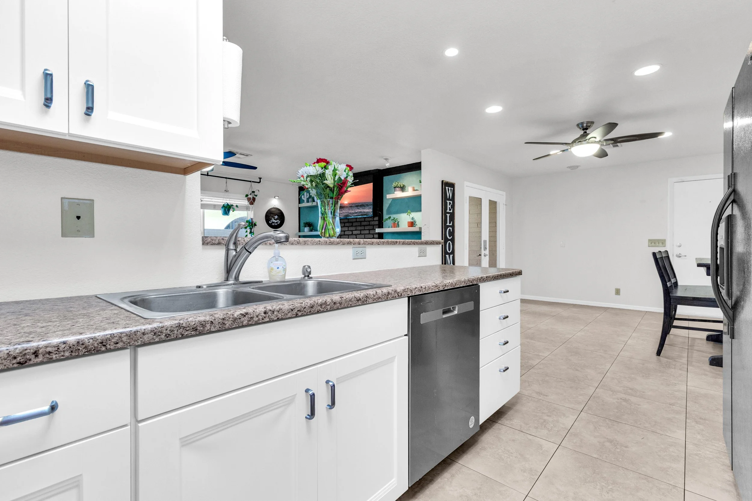 320 W Laguna Dr-11.jpg