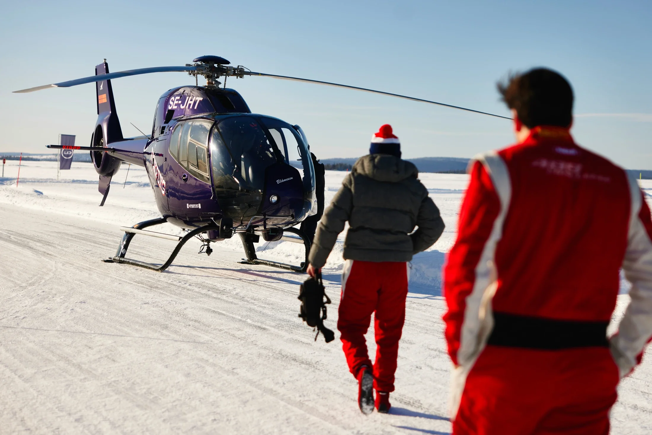 photographe évènementiel bourg en bresse – Reportage évènement Ferrari Club Challenge on Ice en Laponie sur les circuits de glace de Lapland Ice Driving, vol en hélicoptère