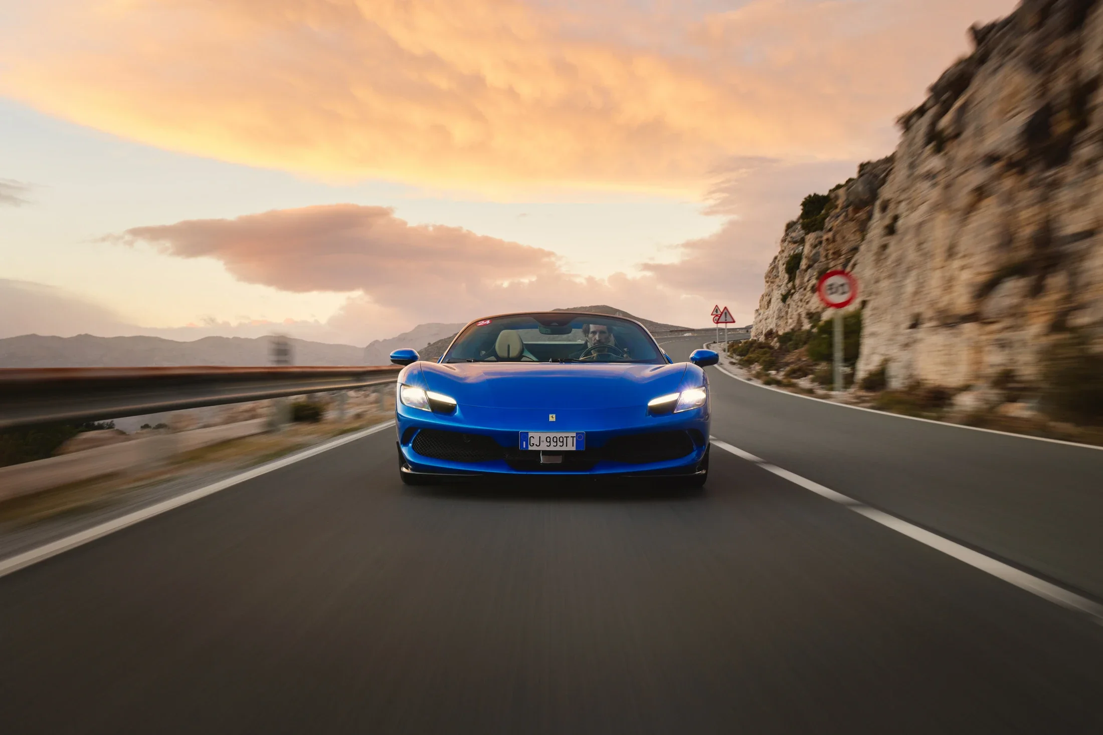 photographe automobile bourg en bresse – Essaie presse Ferrari 296 GTS bleu route Andalousie Espagne