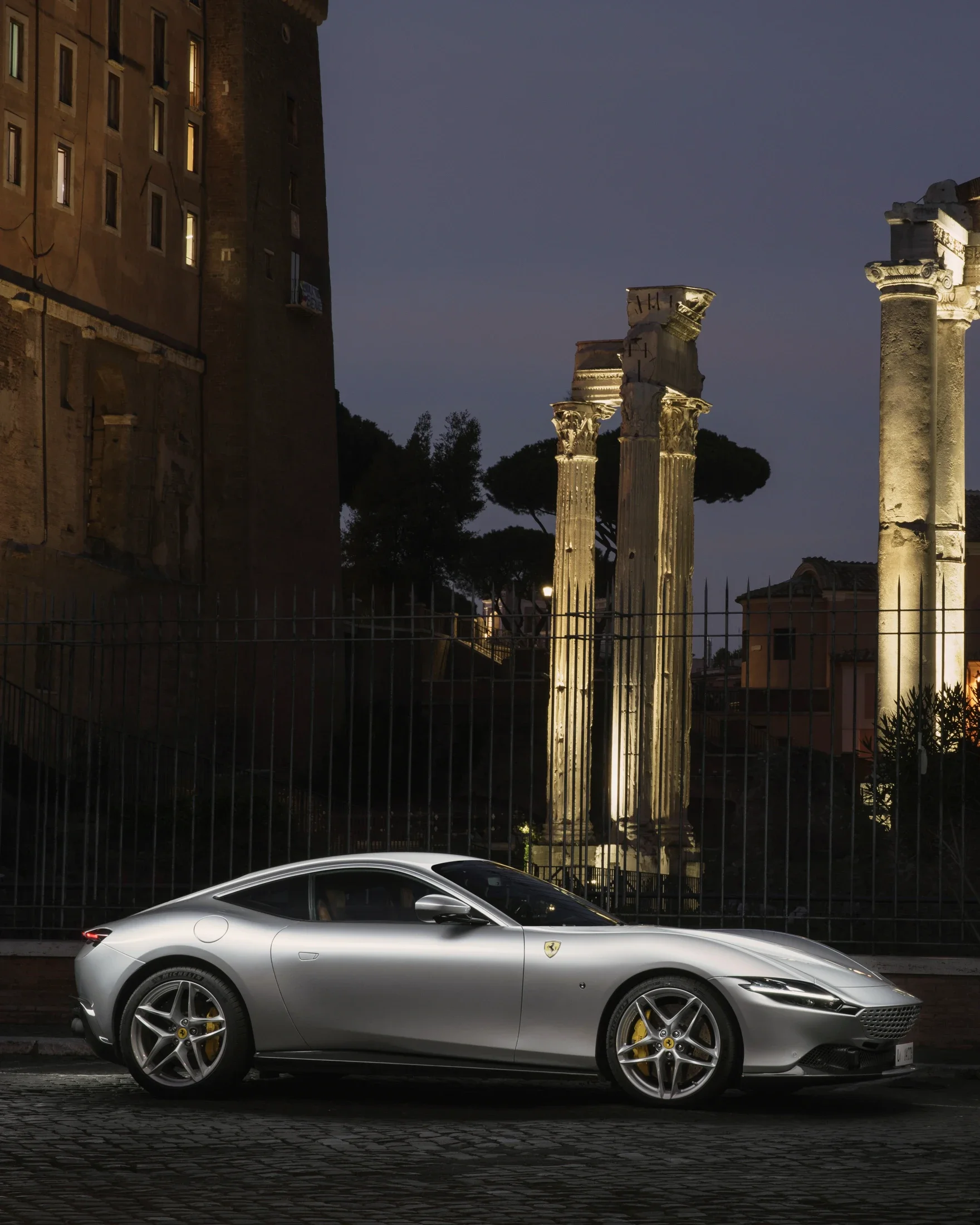 photographe automobile bourg en bresse – image communication Ferrari Roma statique Rome colonnes