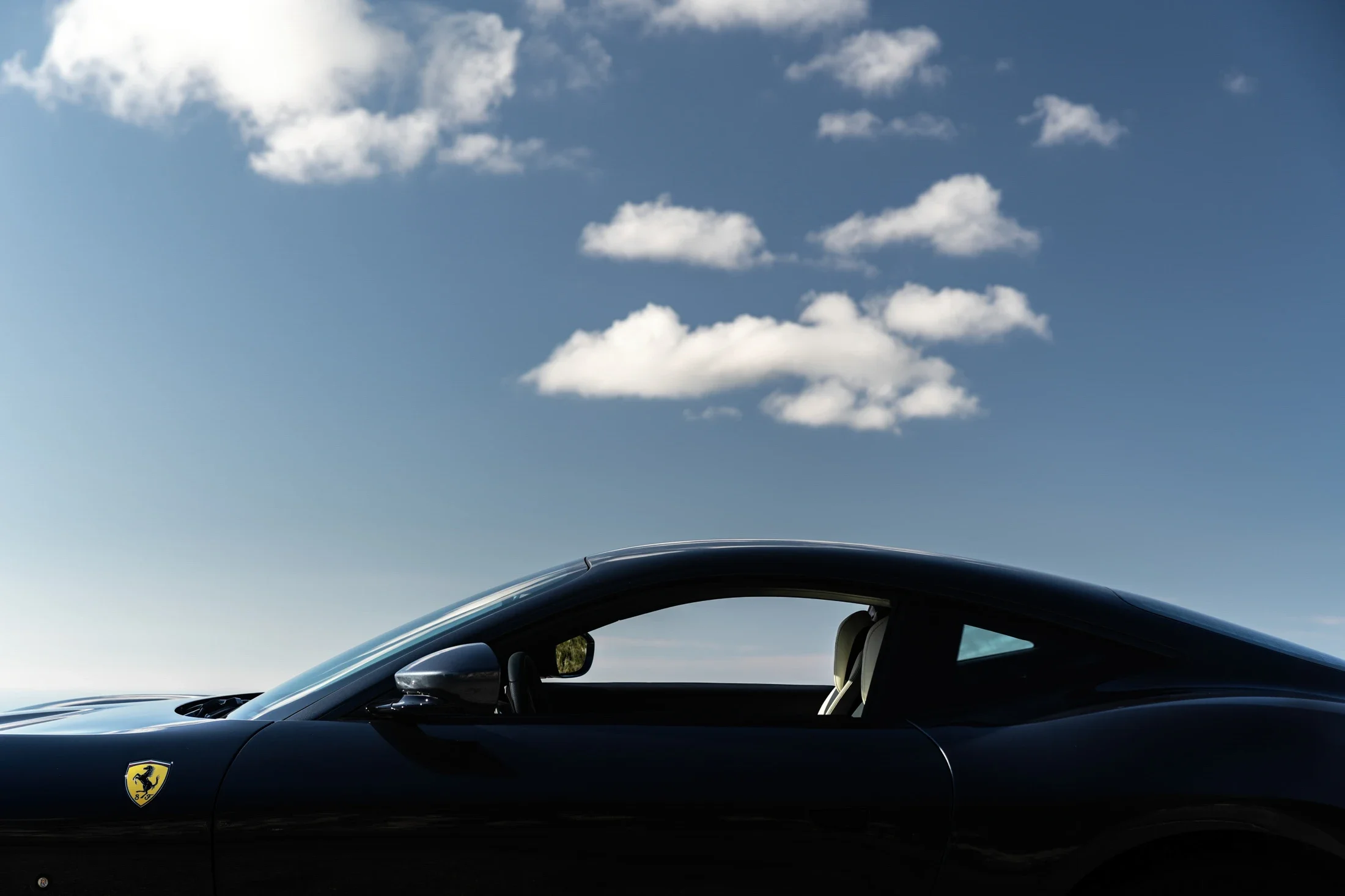 image communication Ferrari Roma statique ciel Monaco