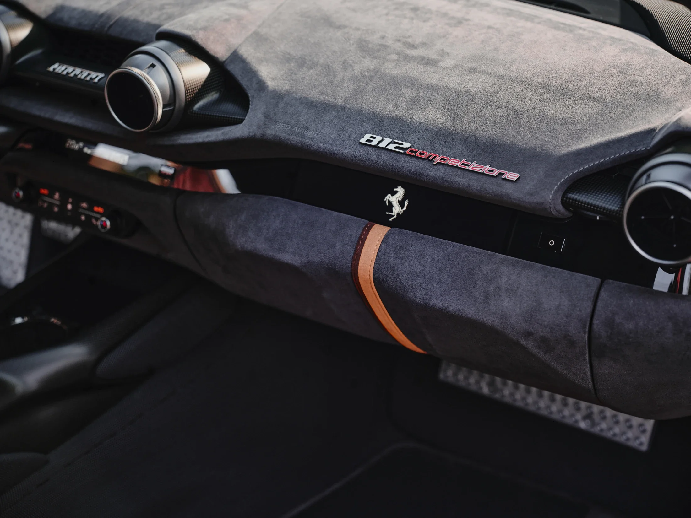 photographe automobile bourg en bresse – shooting collectionneur particulier Ferrari 812 Competizione maison bourgogne détail tableau bord passager