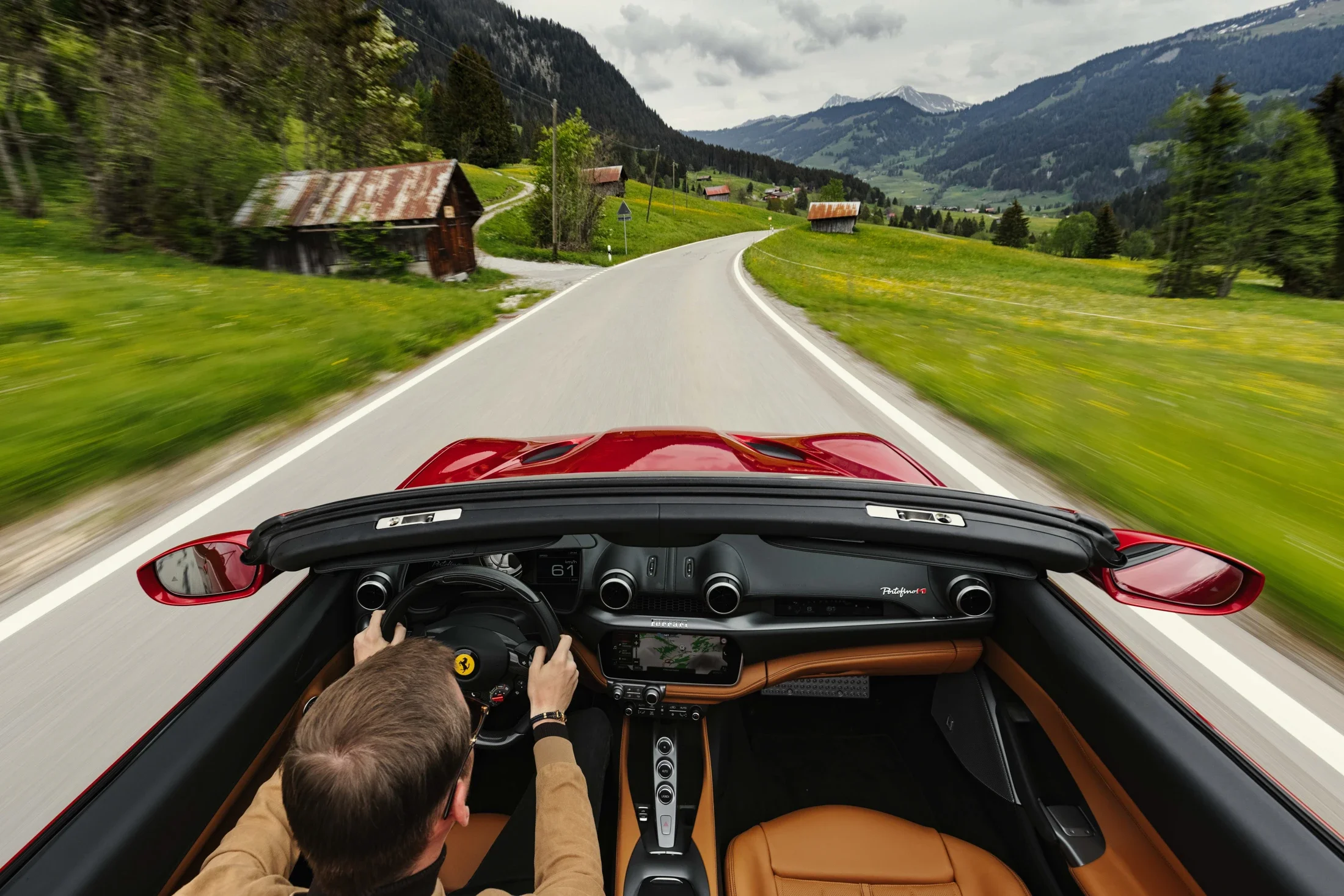 image communication Ferrari Portofino M dynamique route montagne Suisse