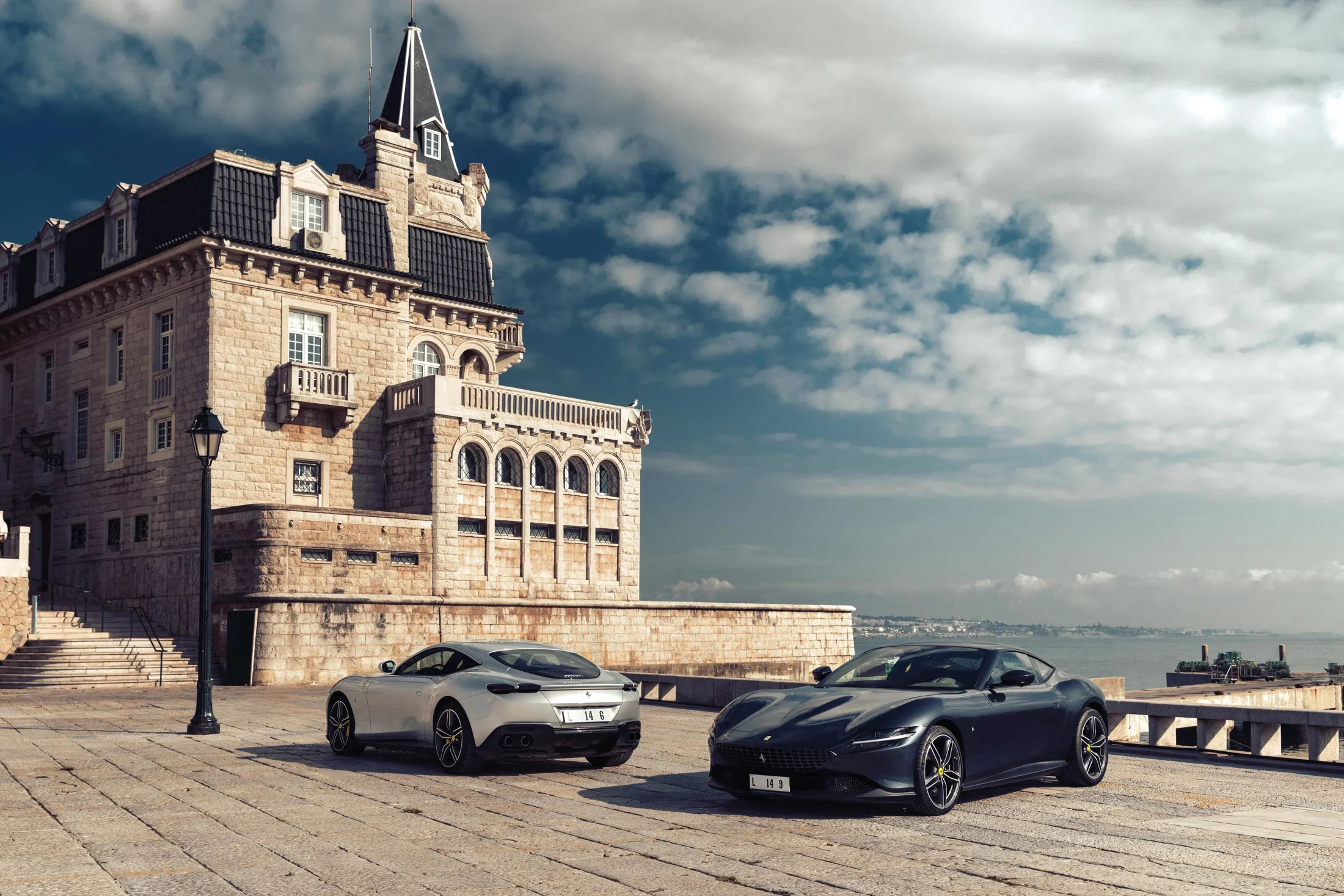 photographe automobile bourg en bresse – image communication Ferrari Roma statique port Cascais Portugal