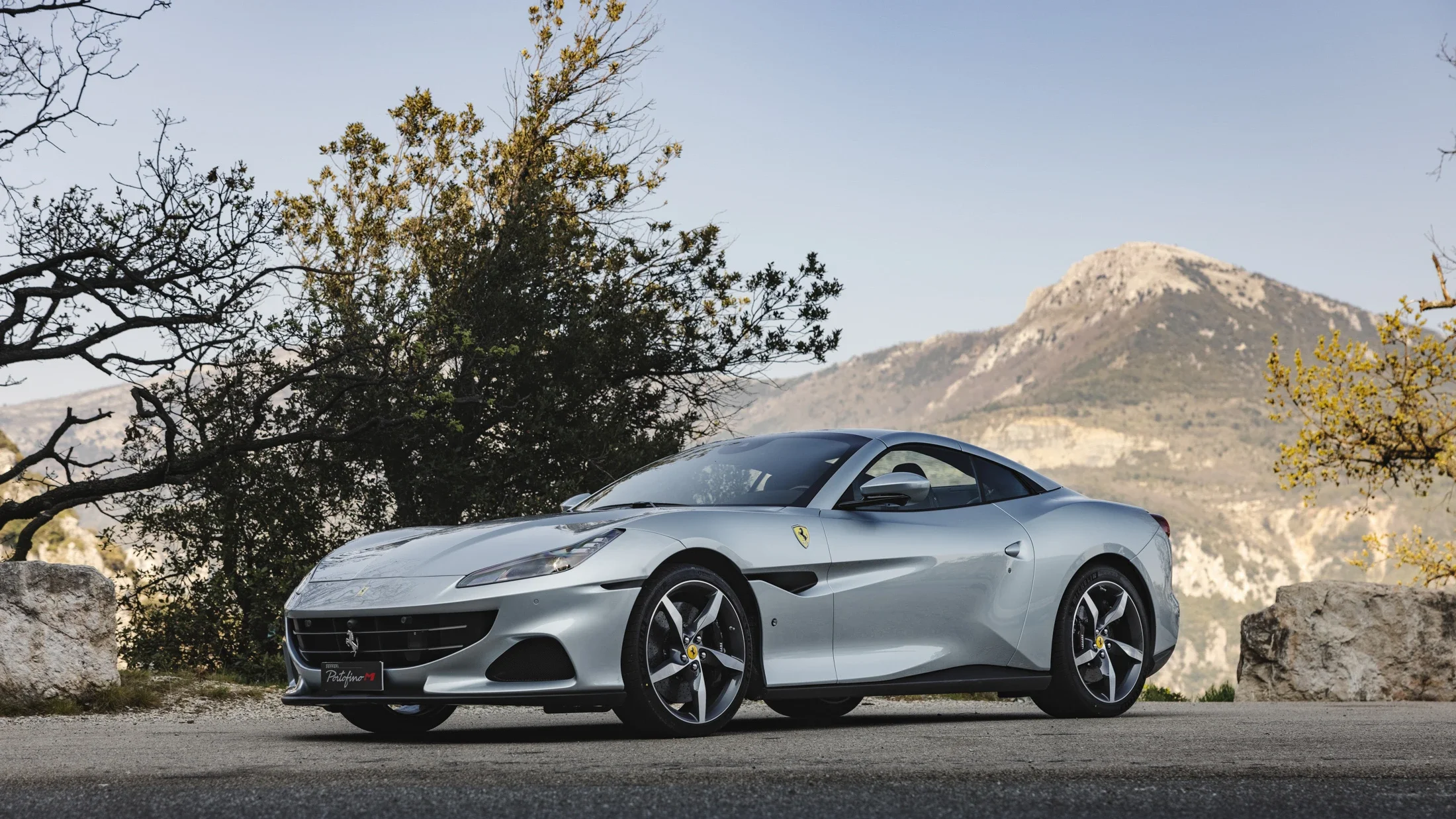 photographe automobile bourg en bresse – image communication Ferrari Portofino M route montagne sud France