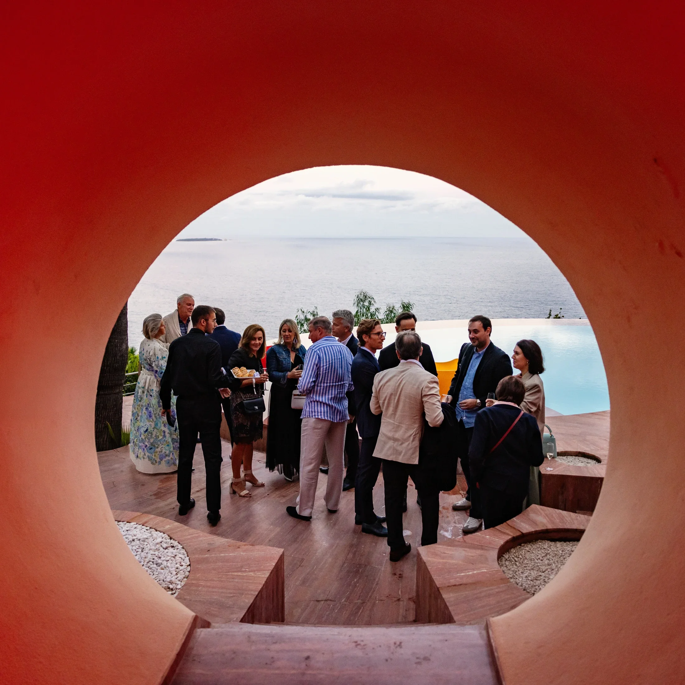 photographe évènementiel bourg en bresse – Reportage évènement lancement Ferrari 12 Cilindri avec la concession Ferrari SF Cannes dans la maison bulles, apéritif client