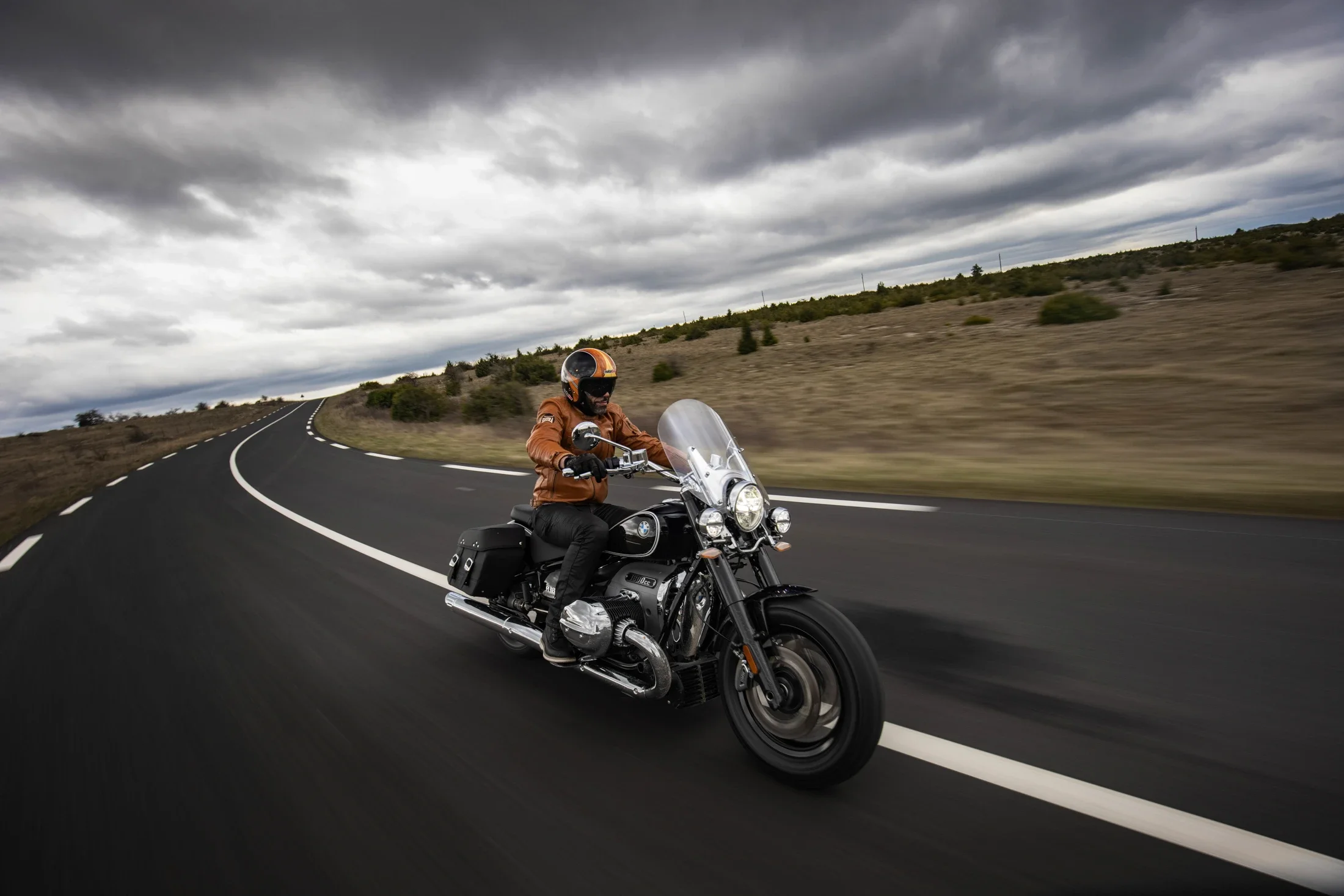 photographe automobile bourg en bresse – essai presse BMW Motorrad R18 route Montpellier ciel orage