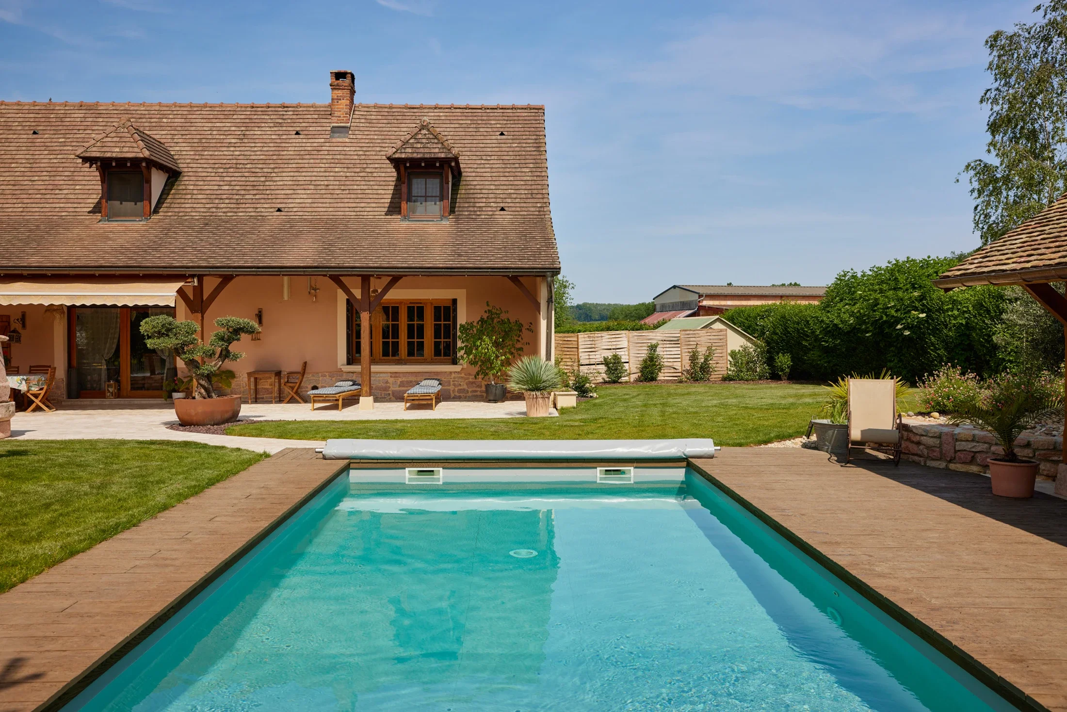 photographe immobilier bourg en bresse – ferme rénovée avec piscine bresse louhanaise