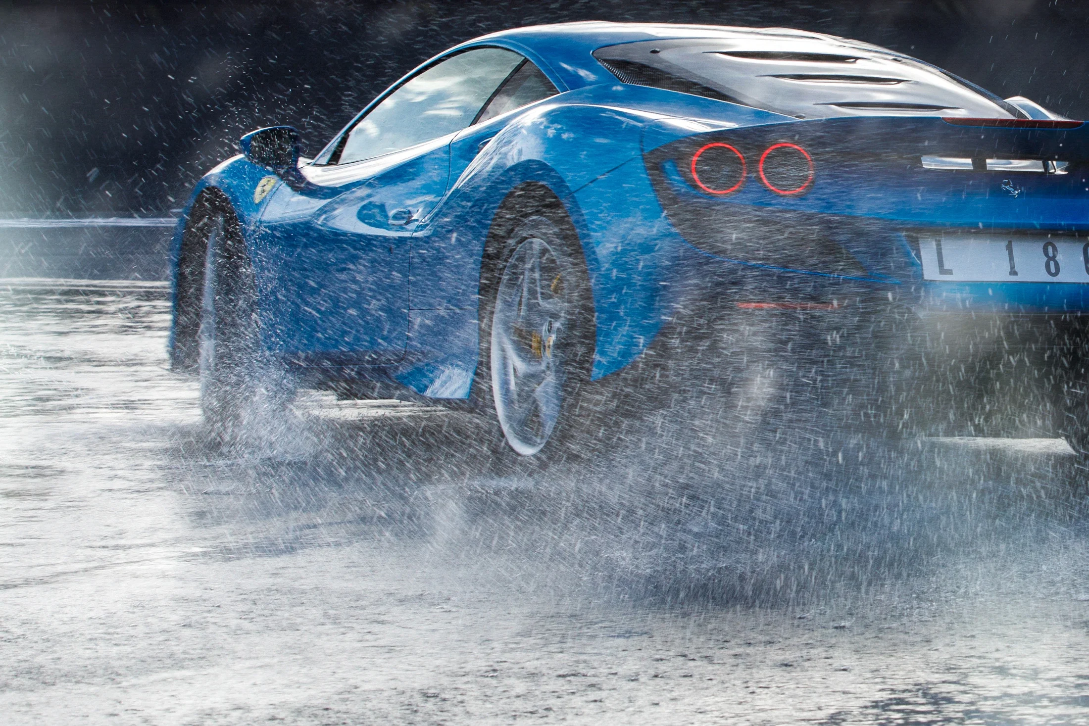 photographe automobile bourg en bresse – Ferrari F8 Tributo test drive France eau