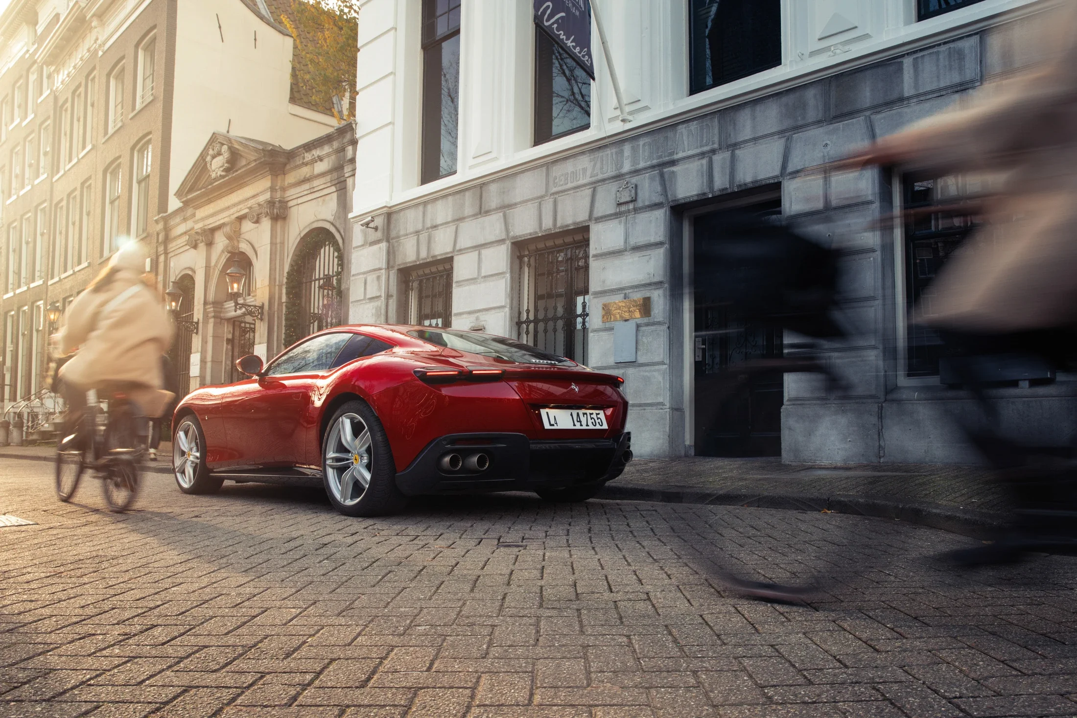 photographe automobile bourg en bresse – image communication Ferrari Roma rouge rue Amsterdam vélo