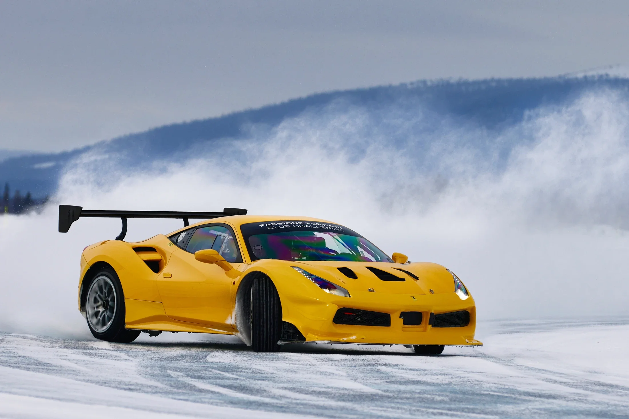 photographe automobile bourg en bresse – voiture Ferrari 488 challenge circuit glace neige Laponie Lapland Ice Driving glisse 