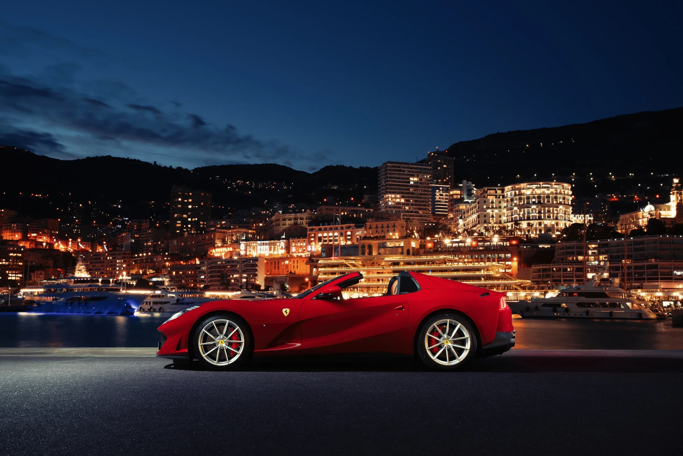 photographe automobile bourg en bresse – statique Ferrari 812 GTS rouge bord mer port Monaco ville lumière