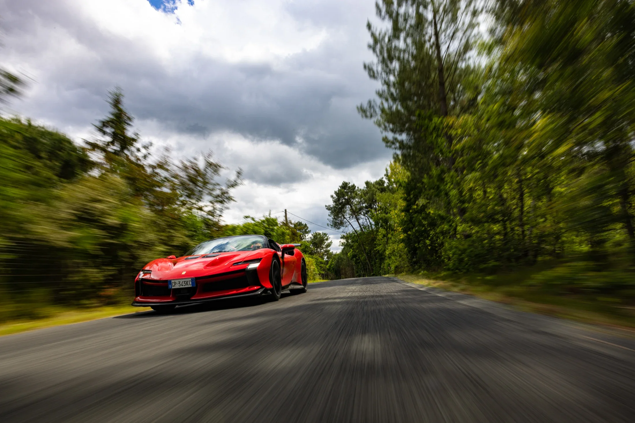 photographe automobile bourg en bresse – essaie presse Ferrari SF90 XX route forêt Le Mans