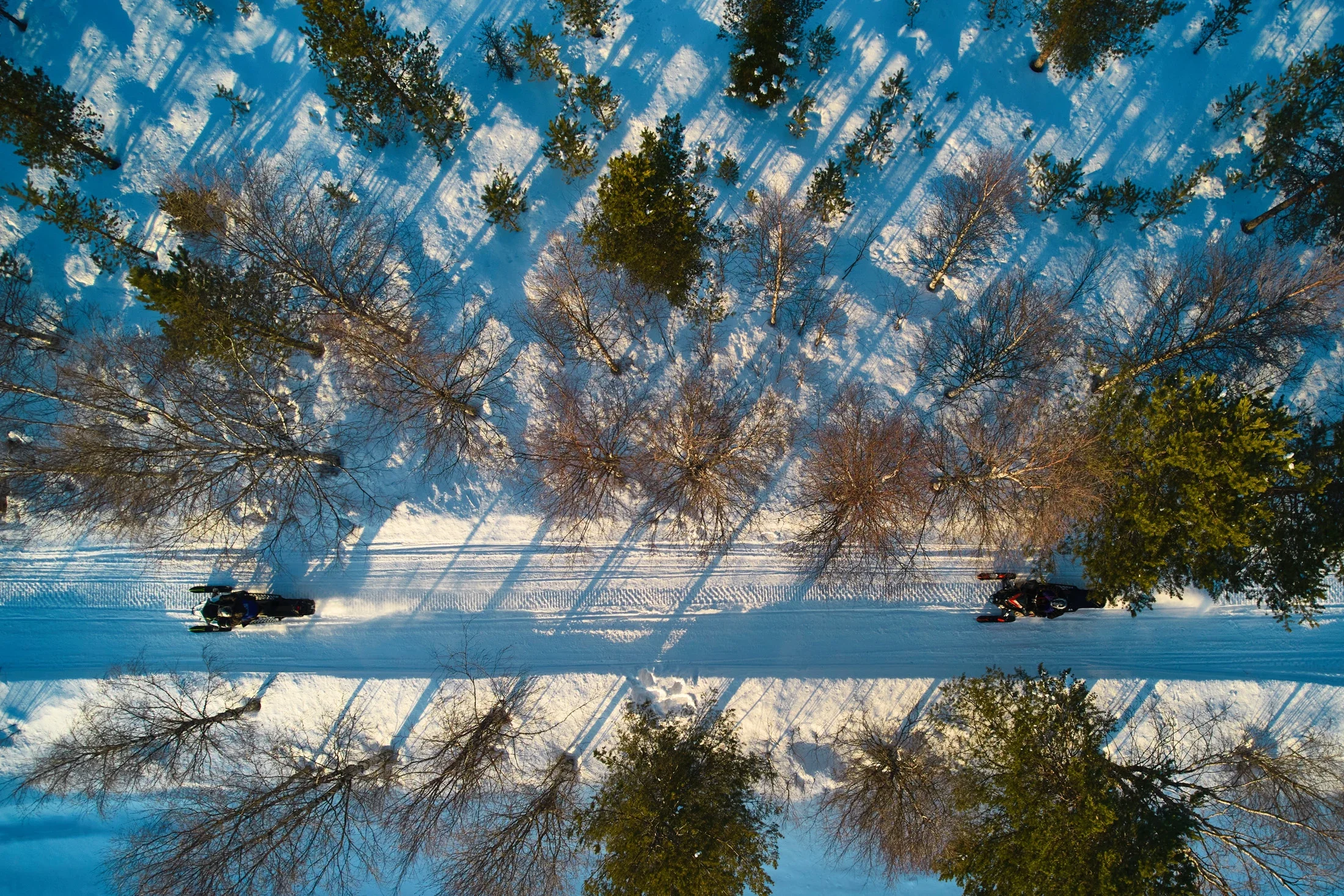 photographe évènementiel bourg en bresse – Reportage évènement Ferrari Club Challenge on Ice en Laponie sur les circuits de glace de Lapland Ice Driving, balade en motoneige