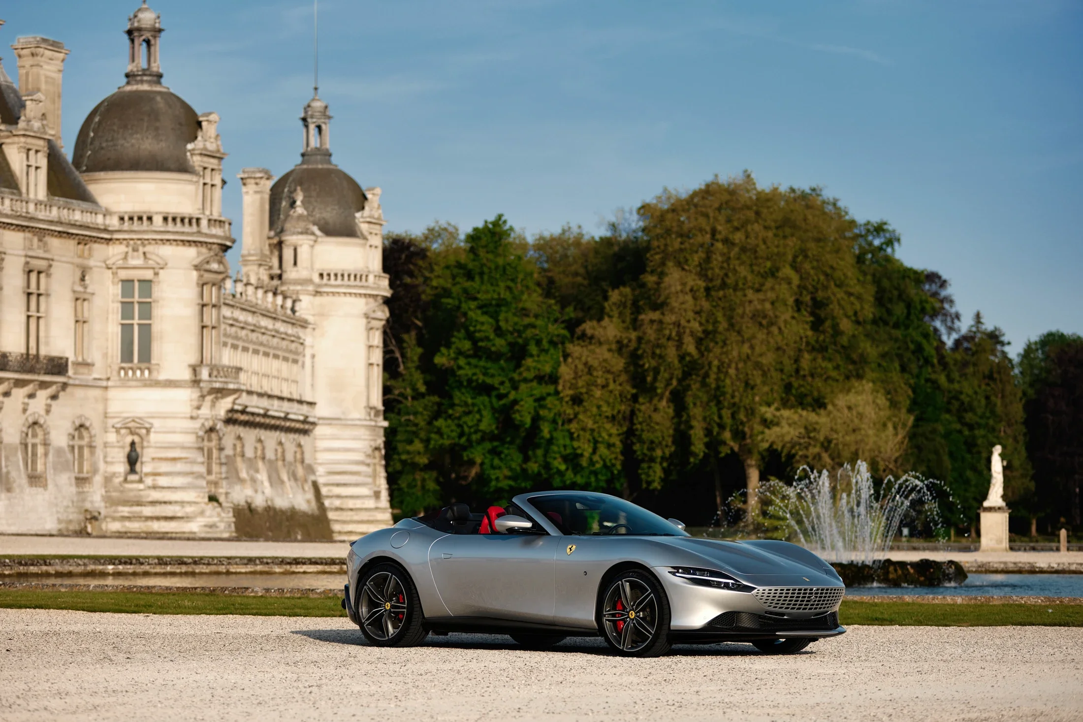 photographe automobile bourg en bresse – image communication Ferrari Roma Spider chateau Chantilly fontaine