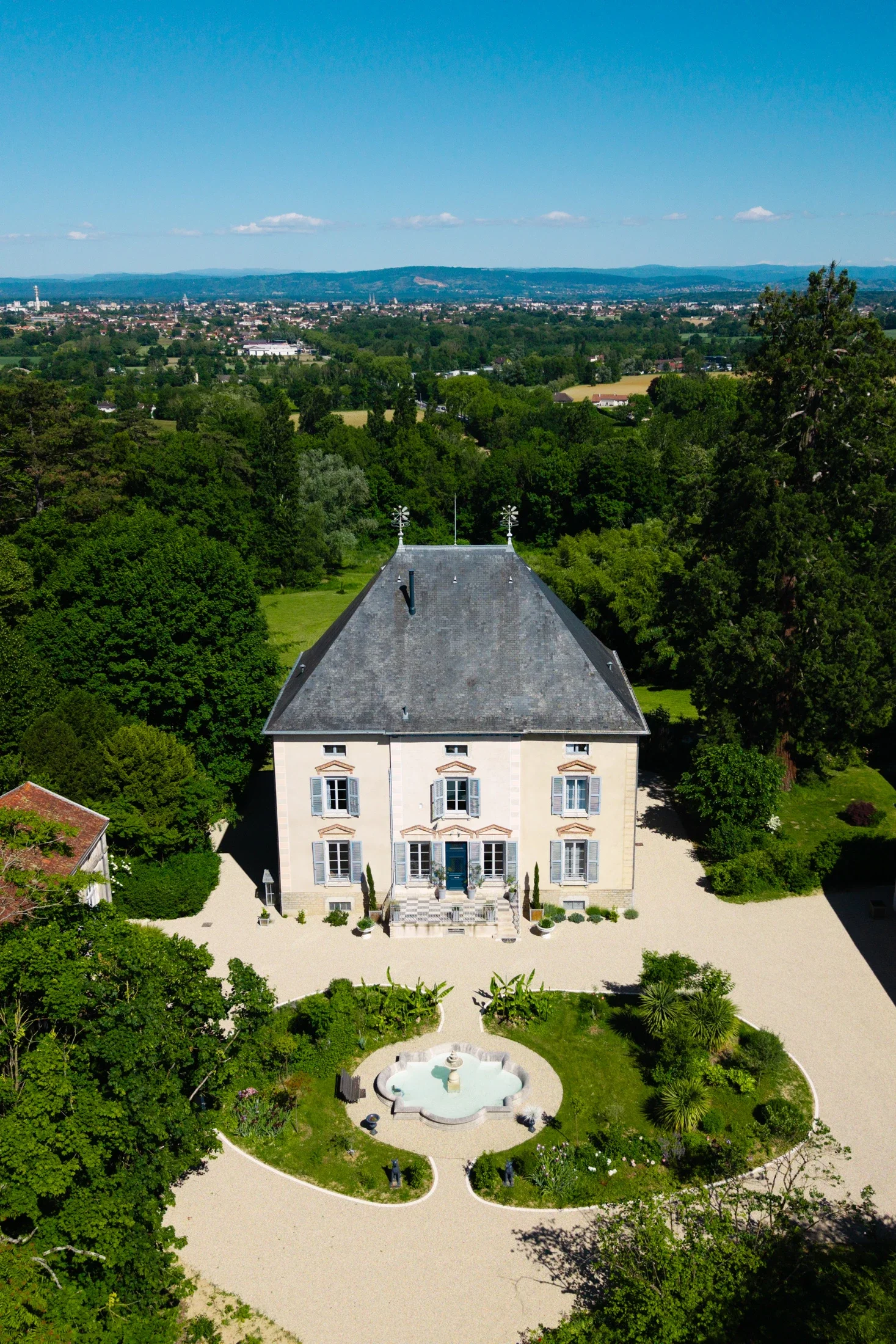 photographe immobilier bourg en bresse – Le Manoir Séquoia et sa cours à Buellas vue de drone