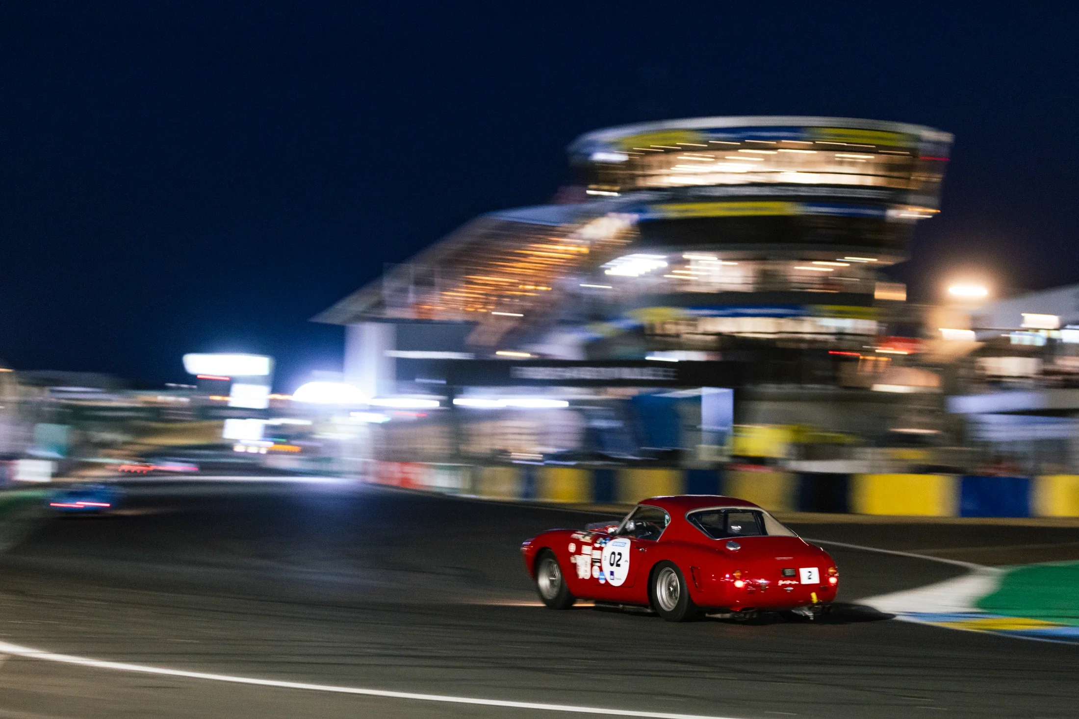 photographe automobile bourg en bresse – 24H du Mans classic 2025 Ferrari Classiche nuit circuit des 24H du Mans