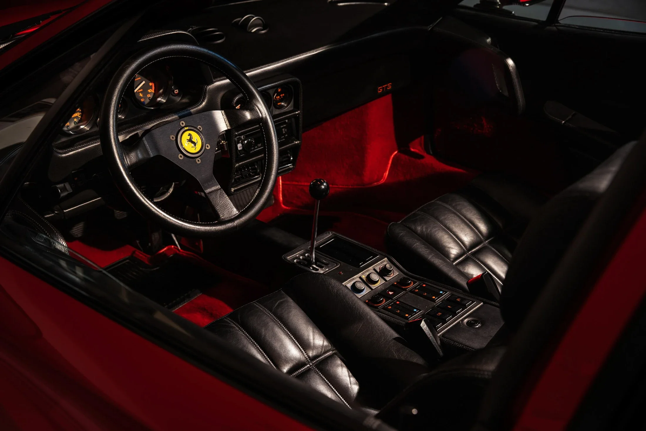 photographe automobile bourg en bresse – Ferrari 328GTS collection privée détail intérieur