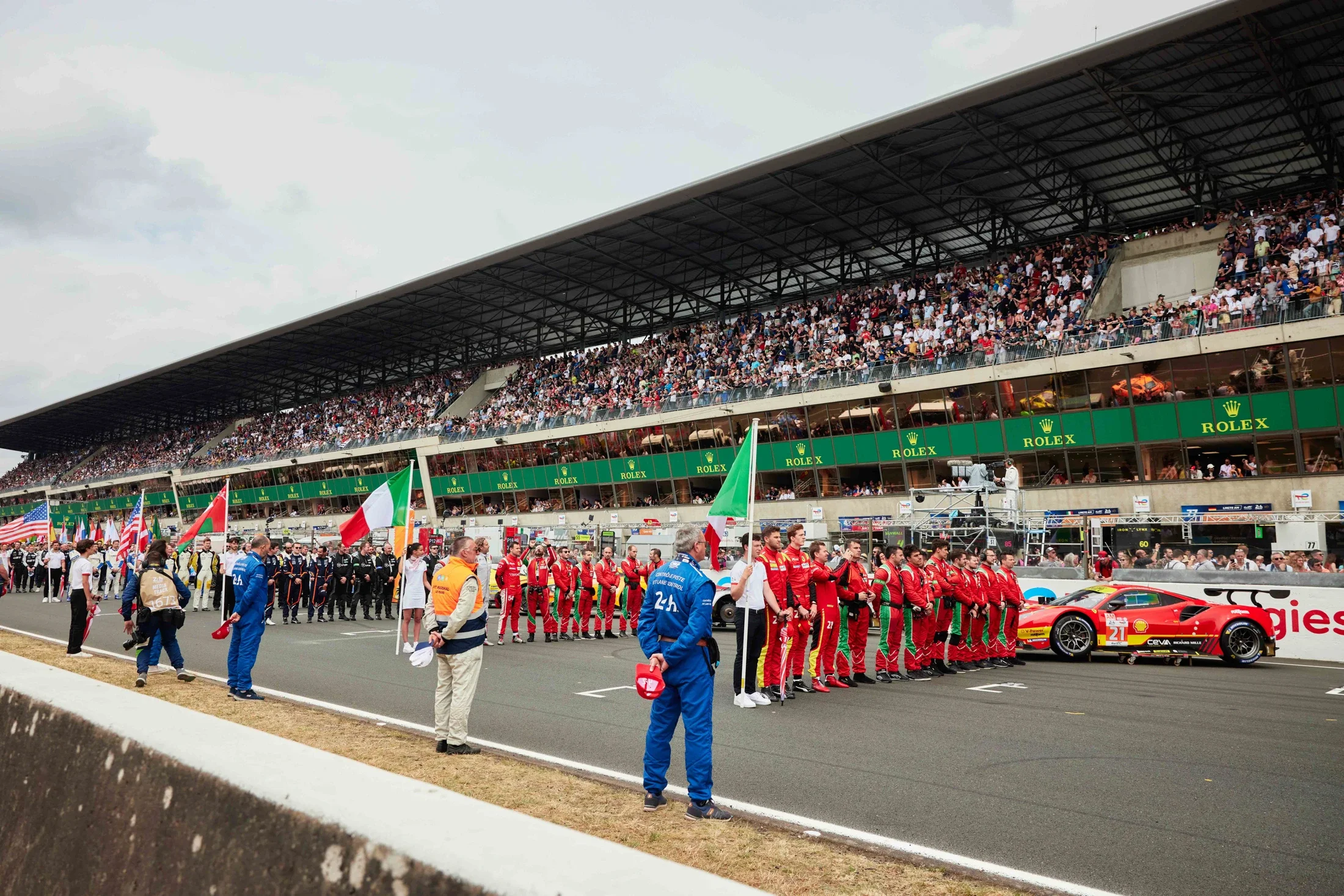photographe automobile bourg en bresse – Reportage Team Ferrari AF CORSE 21 WEC Circuit des 24H du Mans équipe