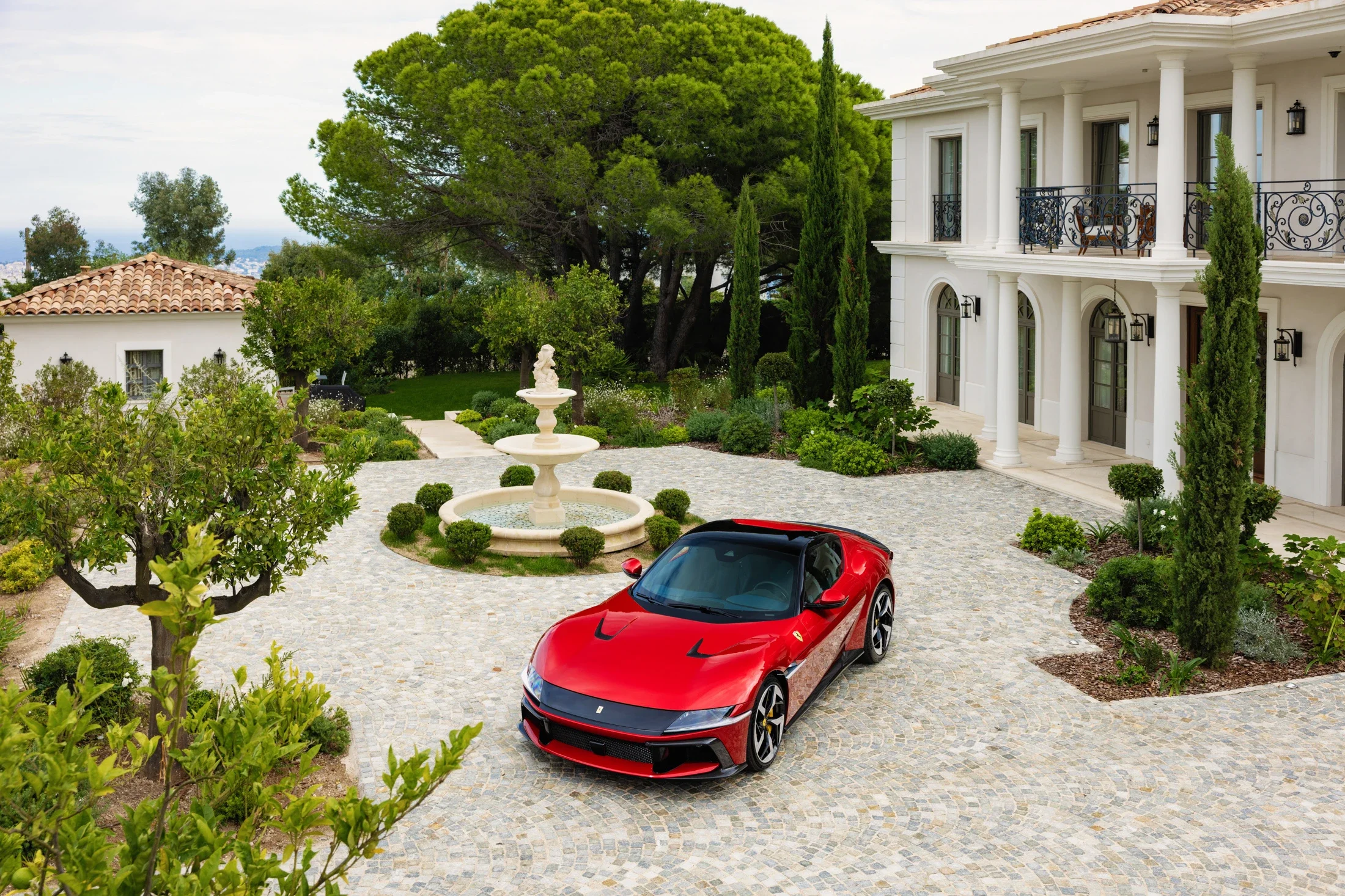 photographe automobile bourg en bresse – ferrari 12 cilindri shooting statique extérieur Villa luxe Cannes 