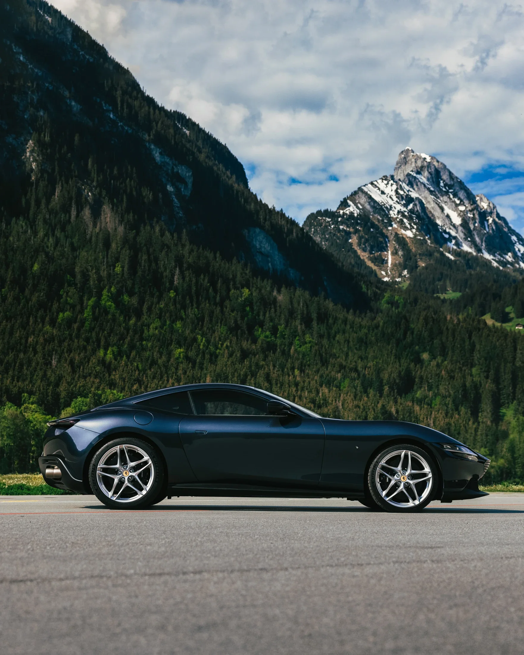 photographe automobile bourg en bresse – image communication Ferrari Roma statique aérodrome Gstaad Suisse