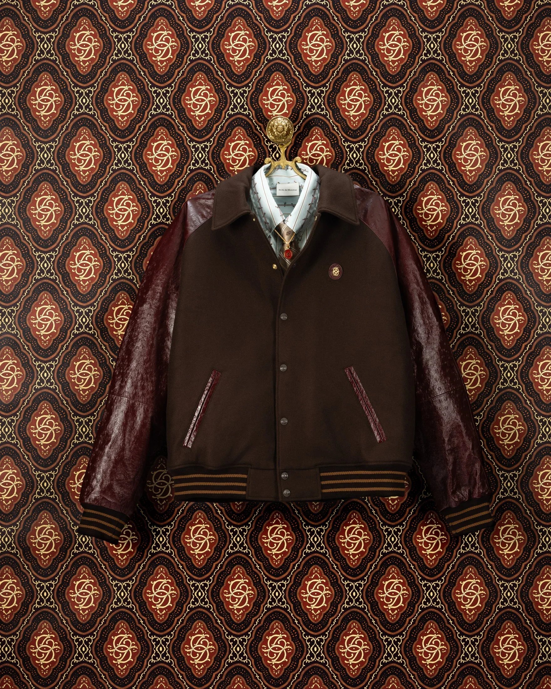 photographe produit bourg en bresse – Veste sur fond tapisserie Drôle de Monsieur