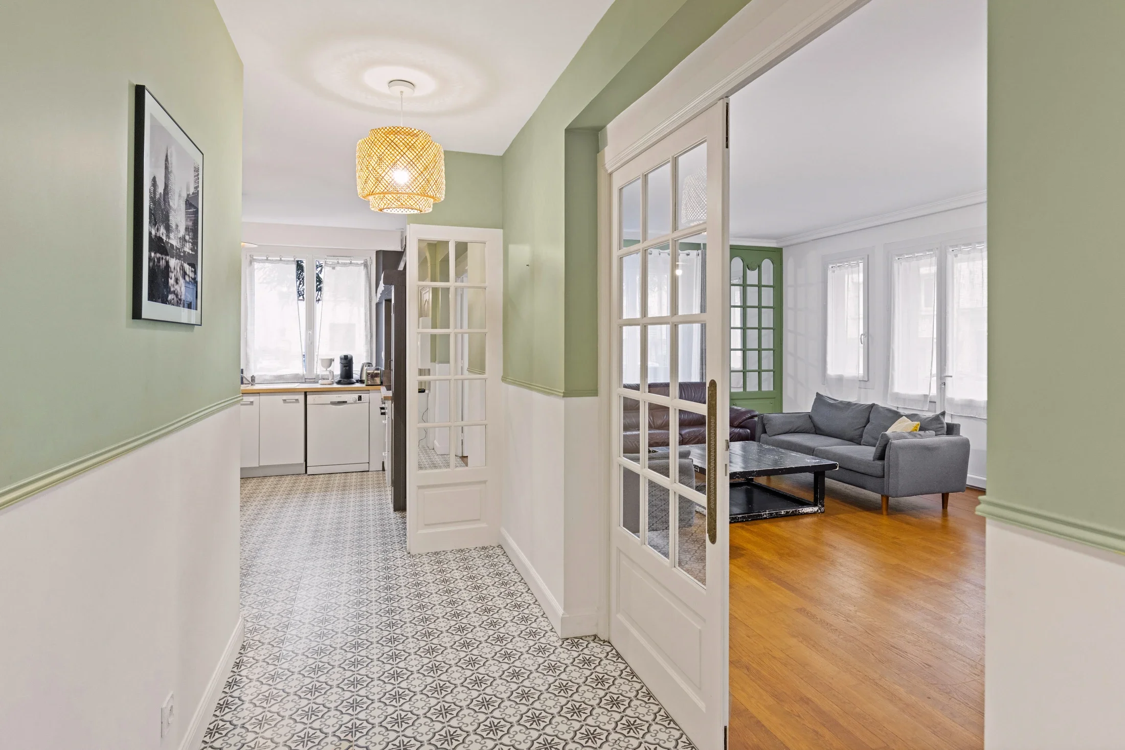 photographe immobilier bourg en bresse – Couloir et salon d'un logement locatif à bourg en bresse géré par La Conciergerie Bressane