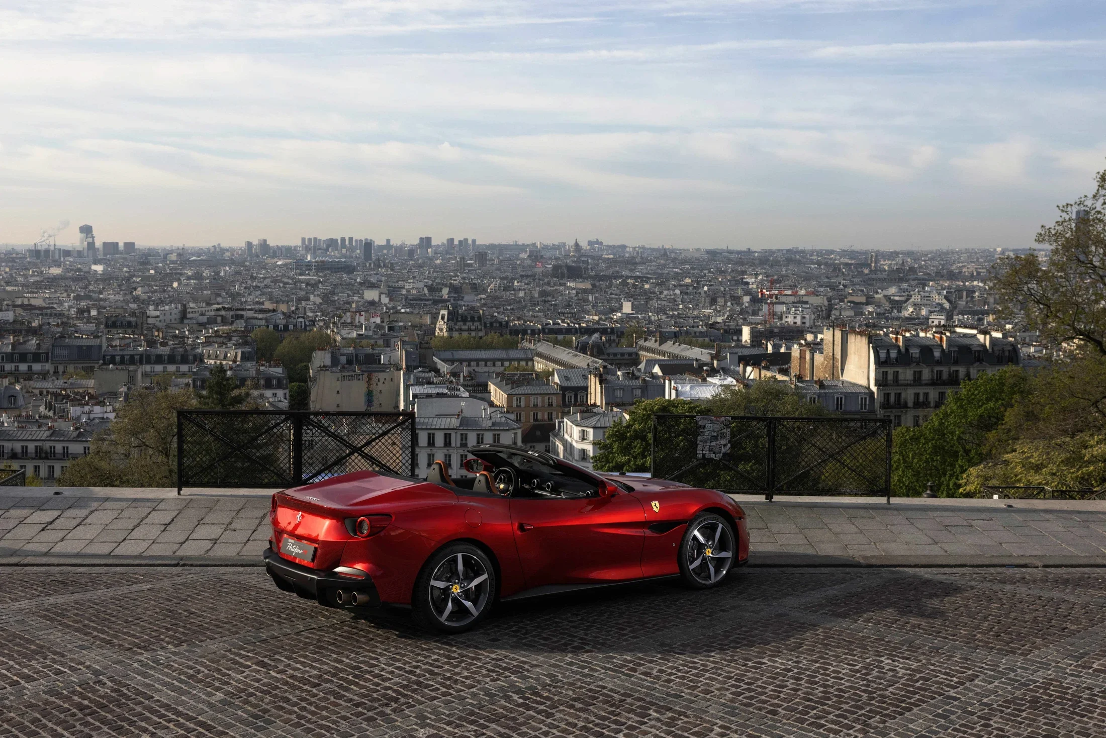 image communication Ferrari Portofino M Paris Montmartre vue vile
