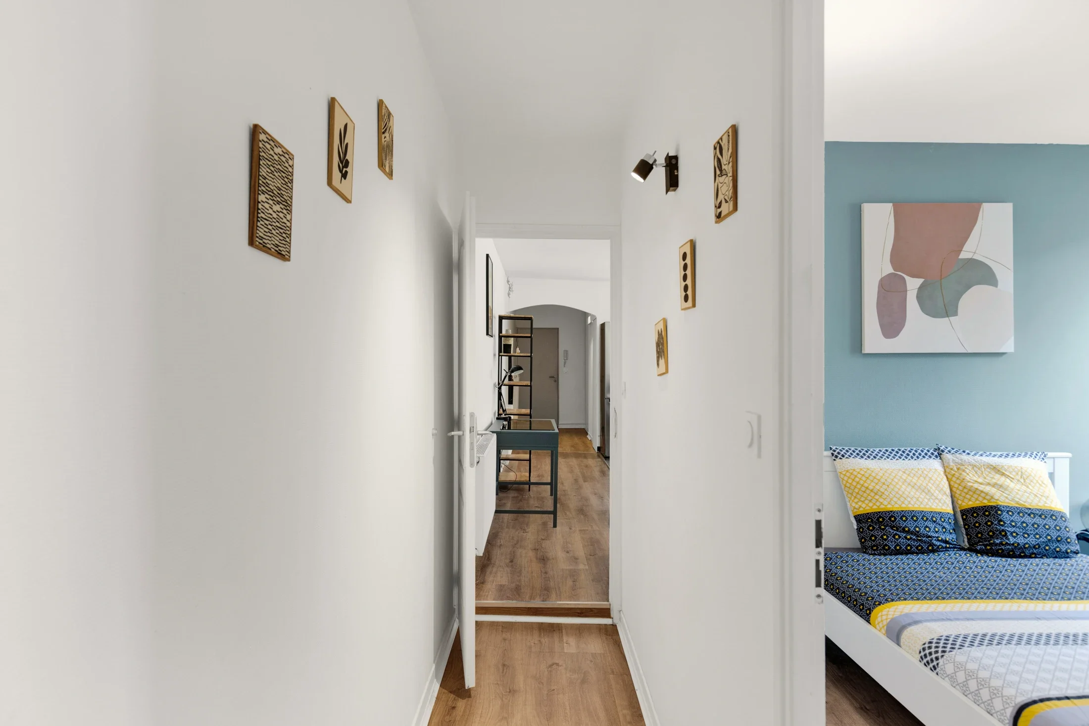 photographe immobilier bourg en bresse – Chambre et couloir d'un appartement locatif à bourg en bresse géré par La Conciergerie Bressane
