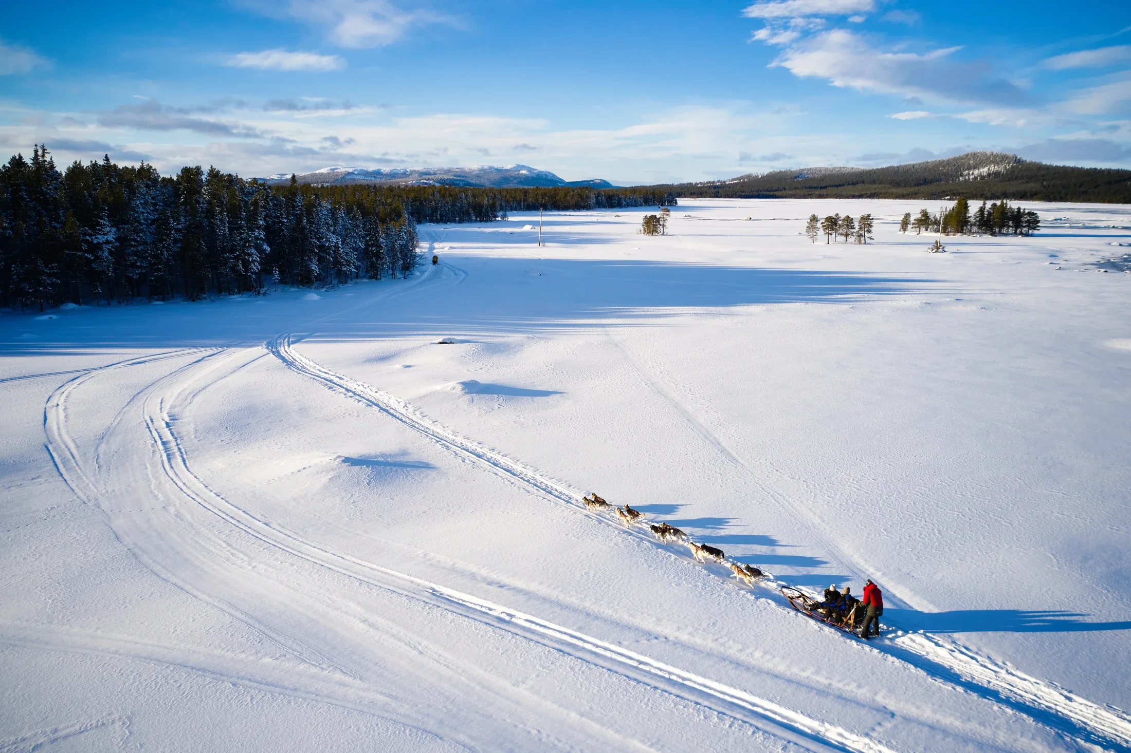 photographe évènementiel bourg en bresse – Reportage évènement Ferrari Club Challenge on Ice en Laponie sur les circuits de glace de Lapland Ice Driving, balade en chien de traîneau 
