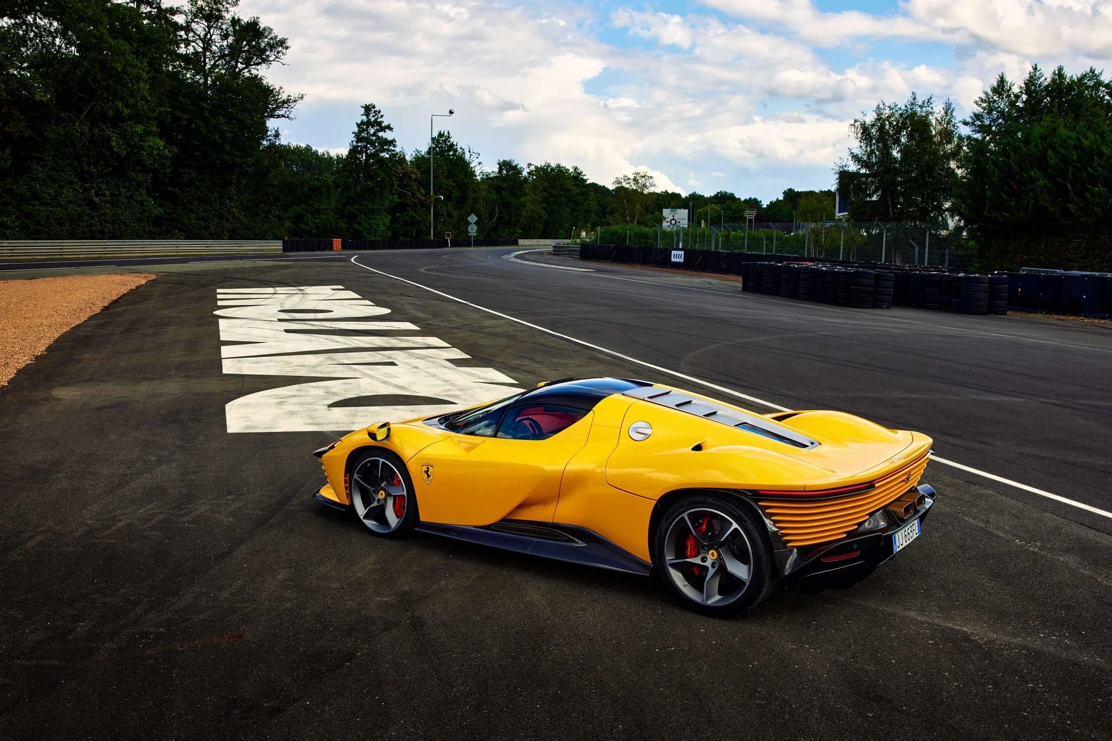 photographe automobile bourg en bresse – Essaie Presse world Ferrari Daytona SP3 circuit Bugatti Le Mans statique chicane Daytona circuit des 24H