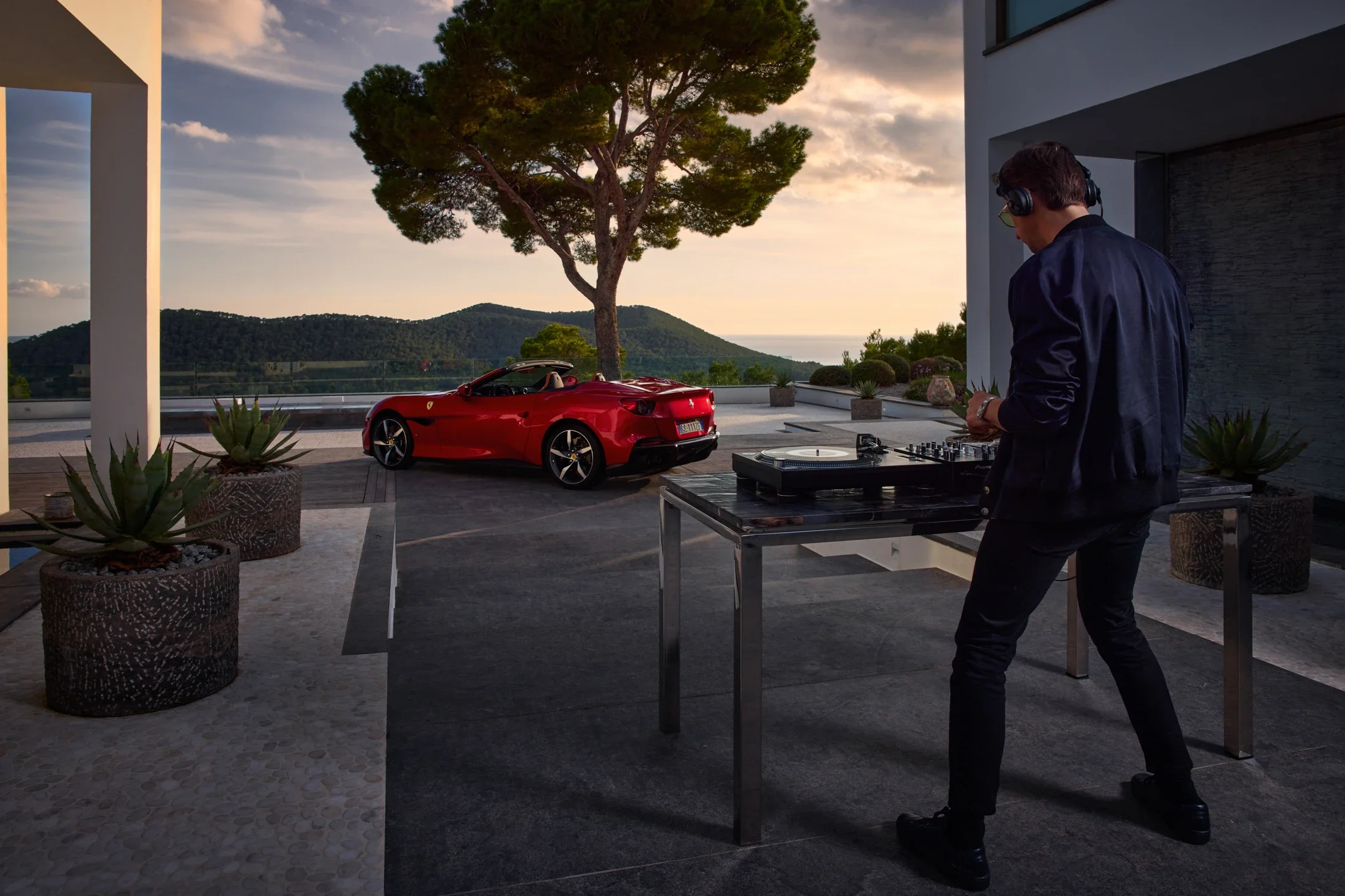 photographe automobile bourg en bresse – Statique Ferrari Portofino M Martin Solveig mix musique terrasse villa couché soleil