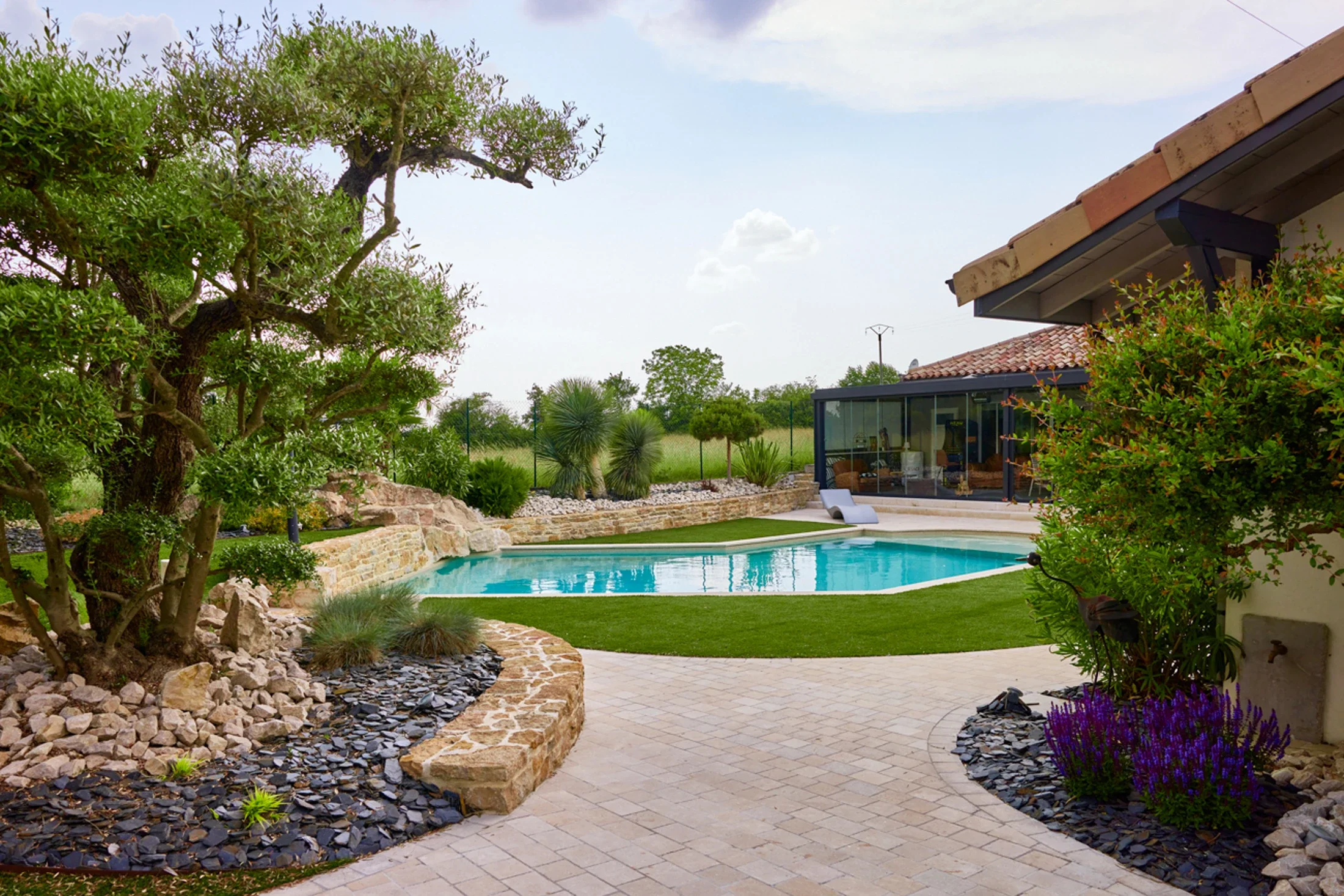 photographe immobilier bourg en bresse – Extérieurd'une maison avec piscine et architecture paysagère effectué par Jéromes Concept 