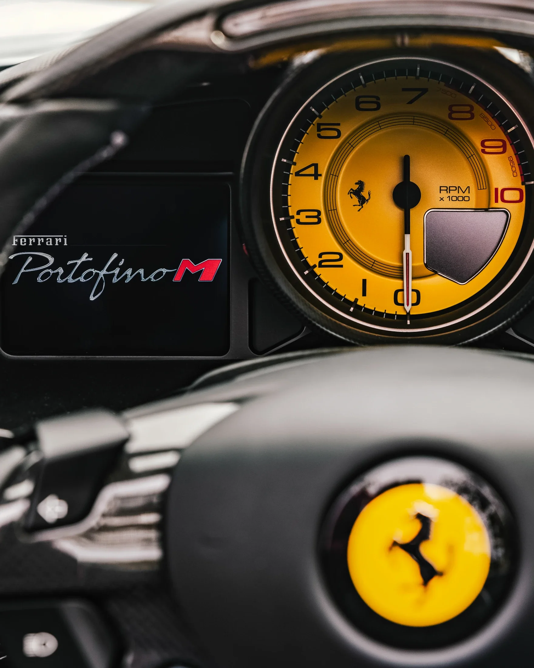 image communication Ferrari Portofino M détail compteur