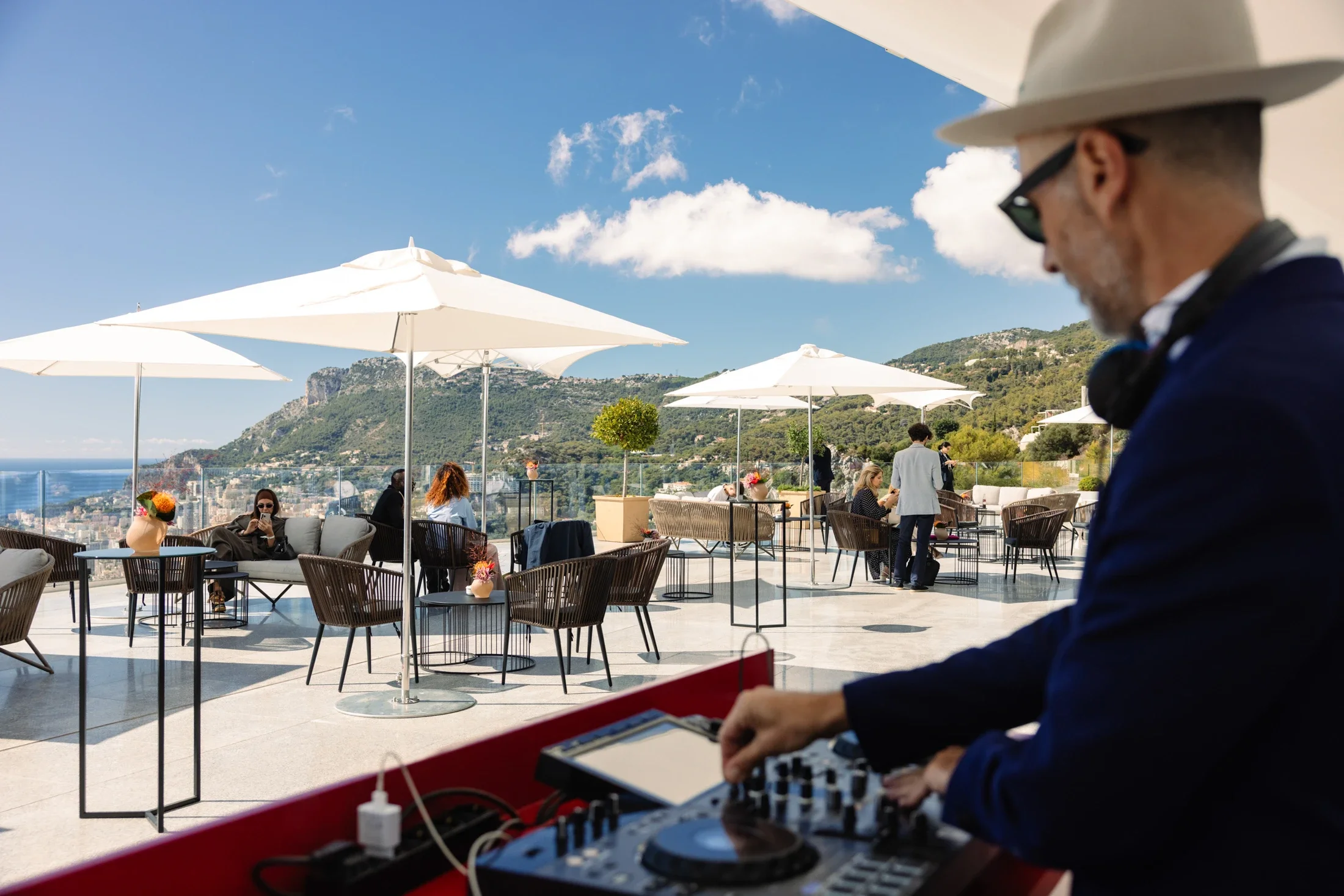 photographe évènementiel bourg en bresse – Reportage évènement Ferrari à Monaco, set DJ sur la terrasse de l'hôtel