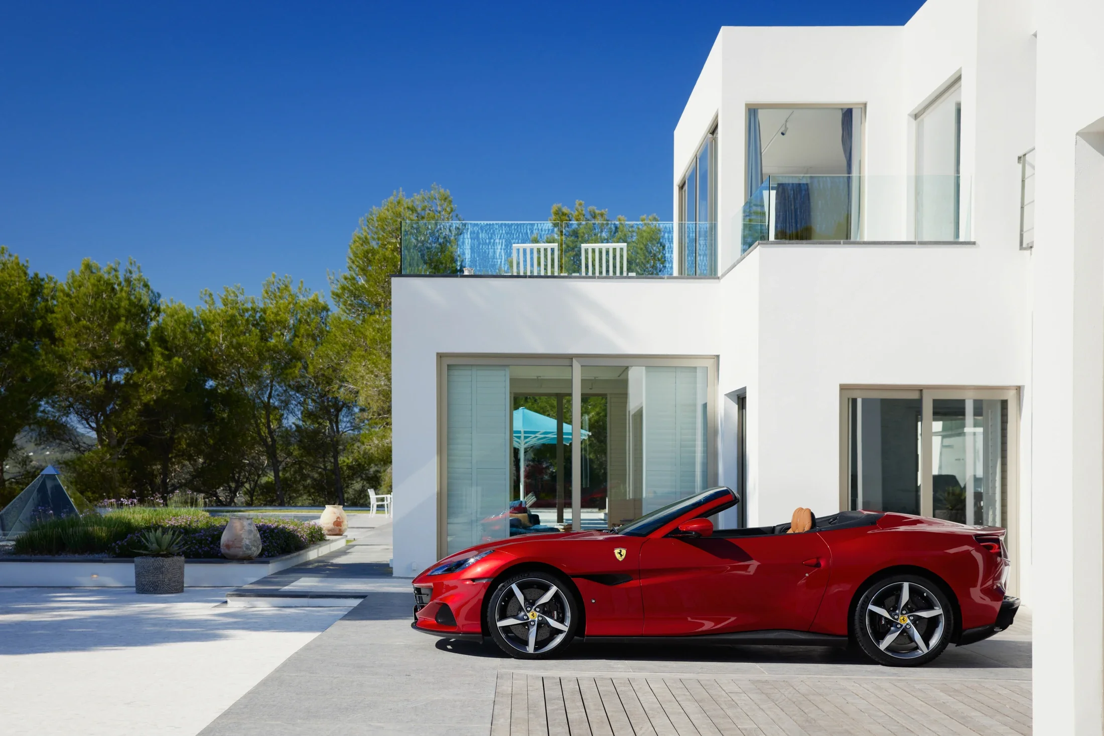 photographe automobile bourg en bresse – Statique Ferrari Portofino M rouge villa luxueuse Ibiza