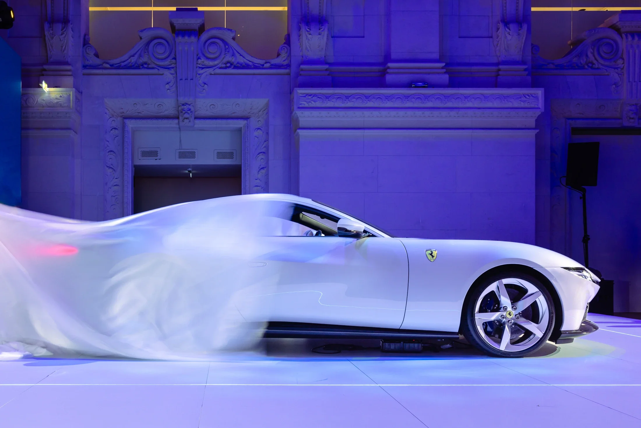 photographe évènementiel bourg en bresse – Reportage évènement lancement Ferrari Amalfi au Louvre à Paris, reveal Ferrari Amalfi