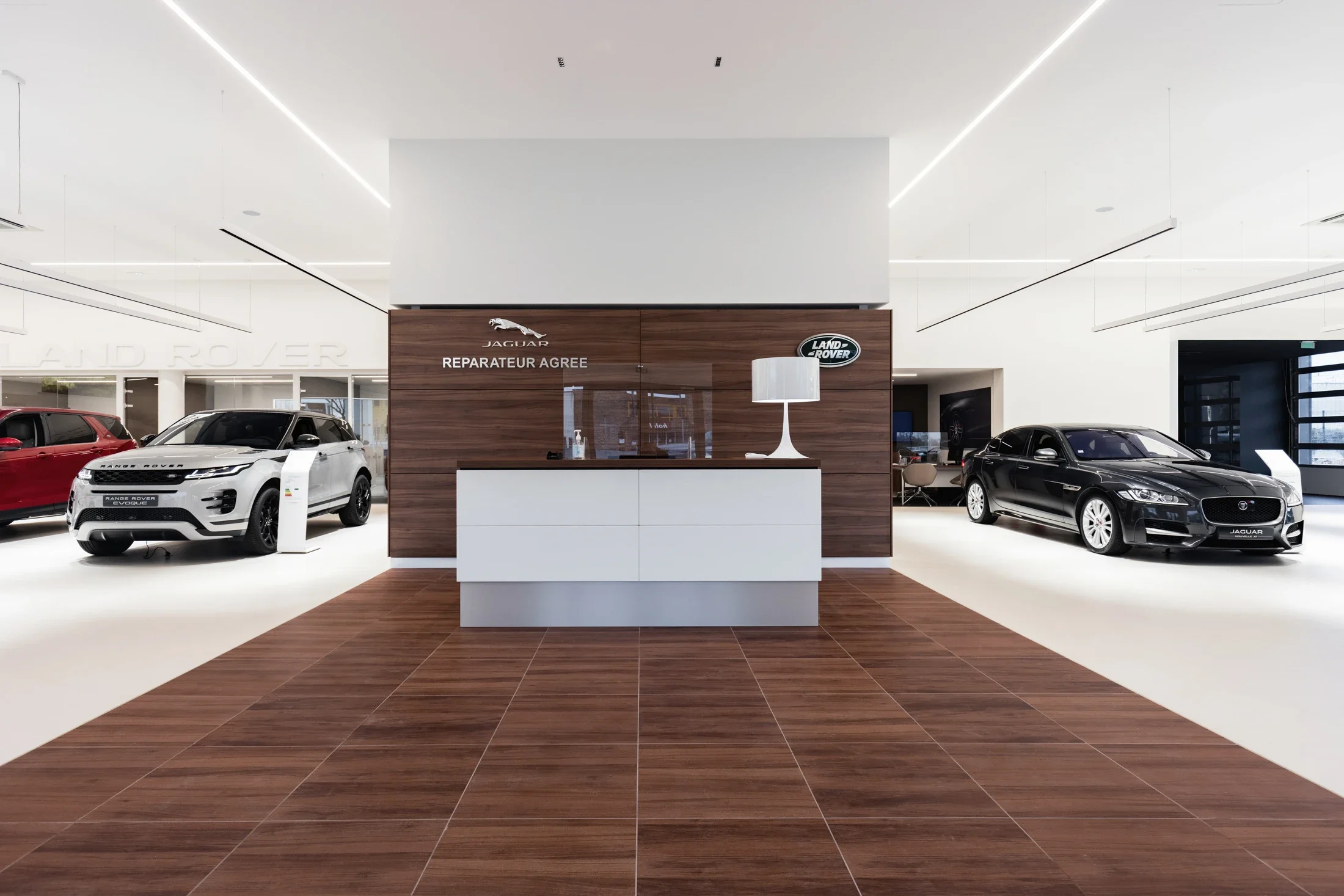 photographe corporate bourg en bresse – Reportage concession Land Rover Macon Nord Automobiles, entrée