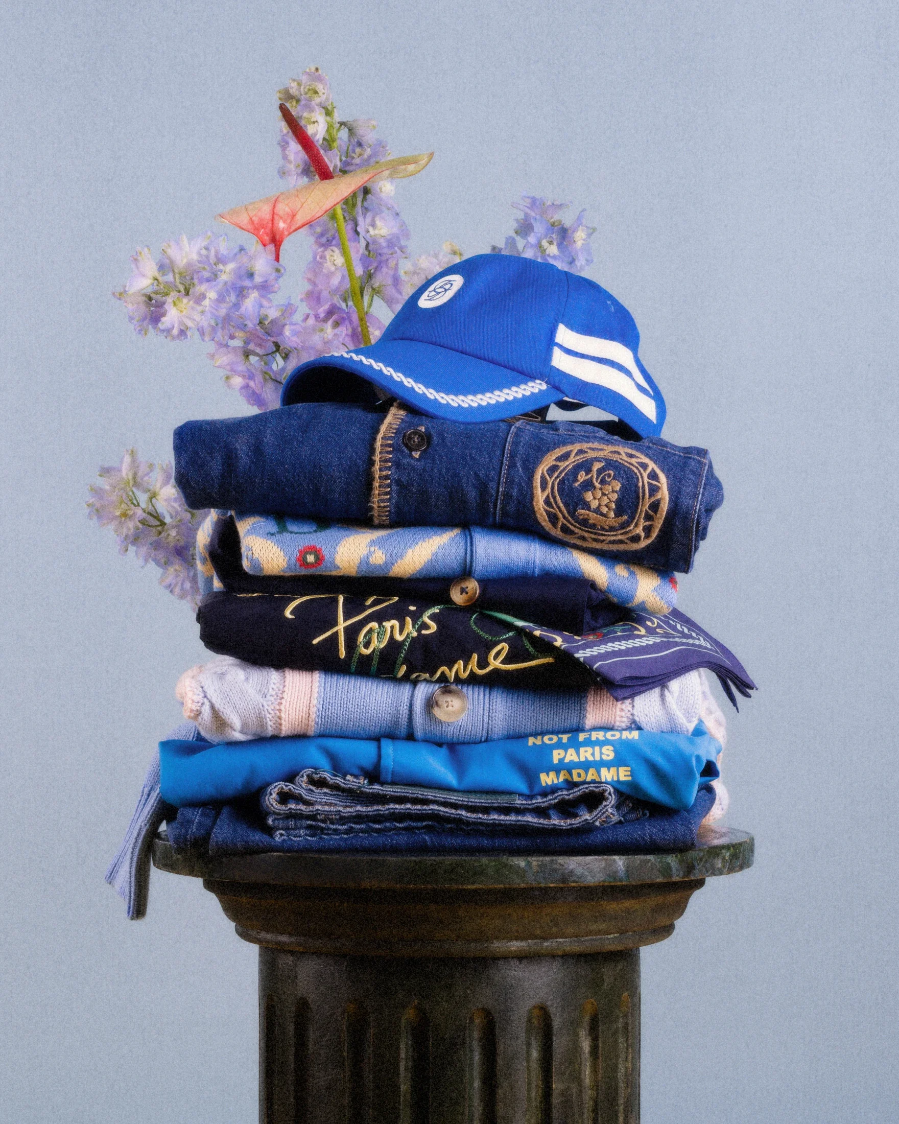 photographe produit bourg en bresse – image e-commerce réseaux sociaux Drôle de Monsieur pile vêtement mise en scène