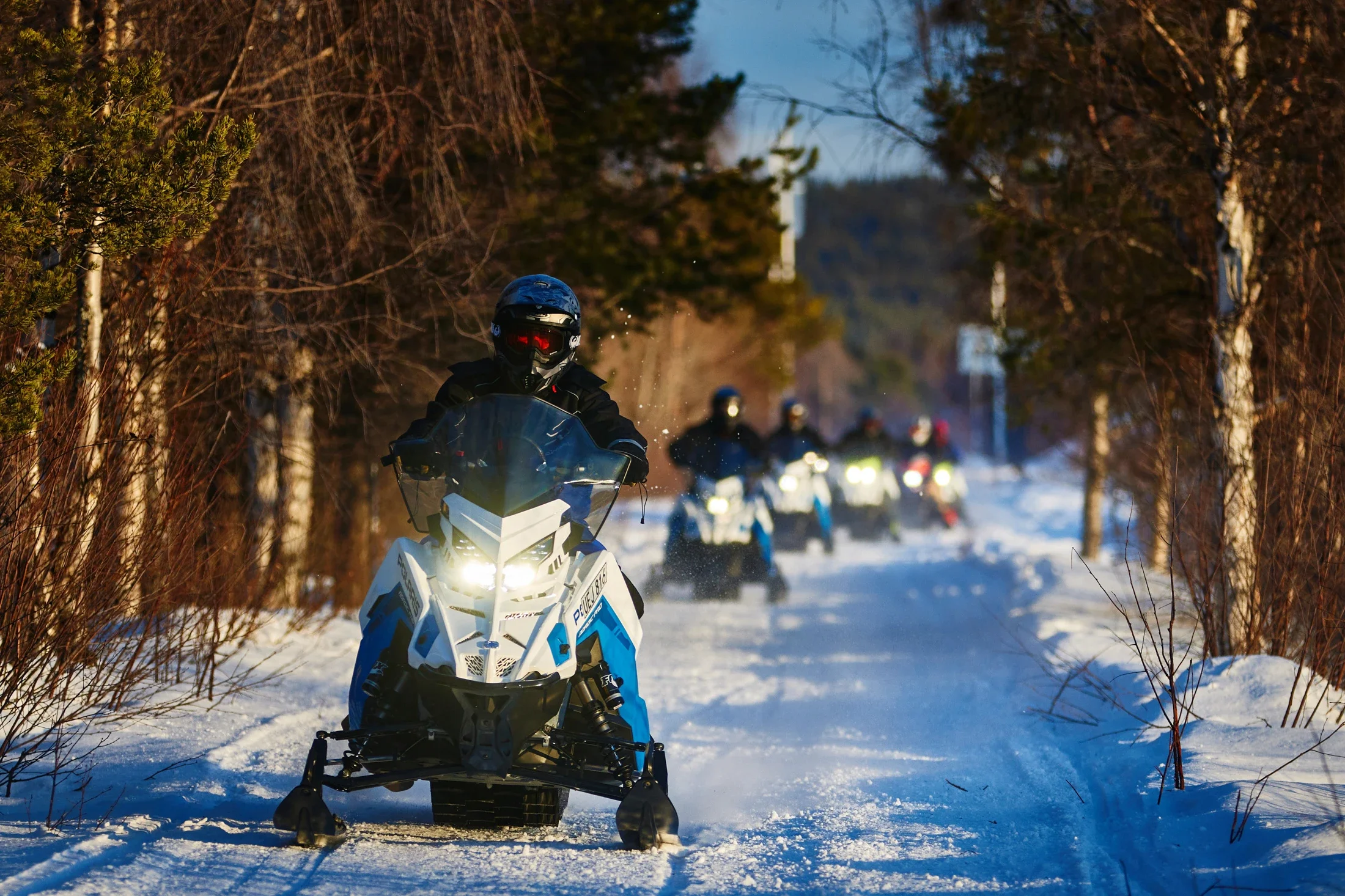 photographe évènementiel bourg en bresse – Reportage évènement Ferrari Club Challenge on Ice en Laponie sur les circuits de glace de Lapland Ice Driving, balade en motoneige