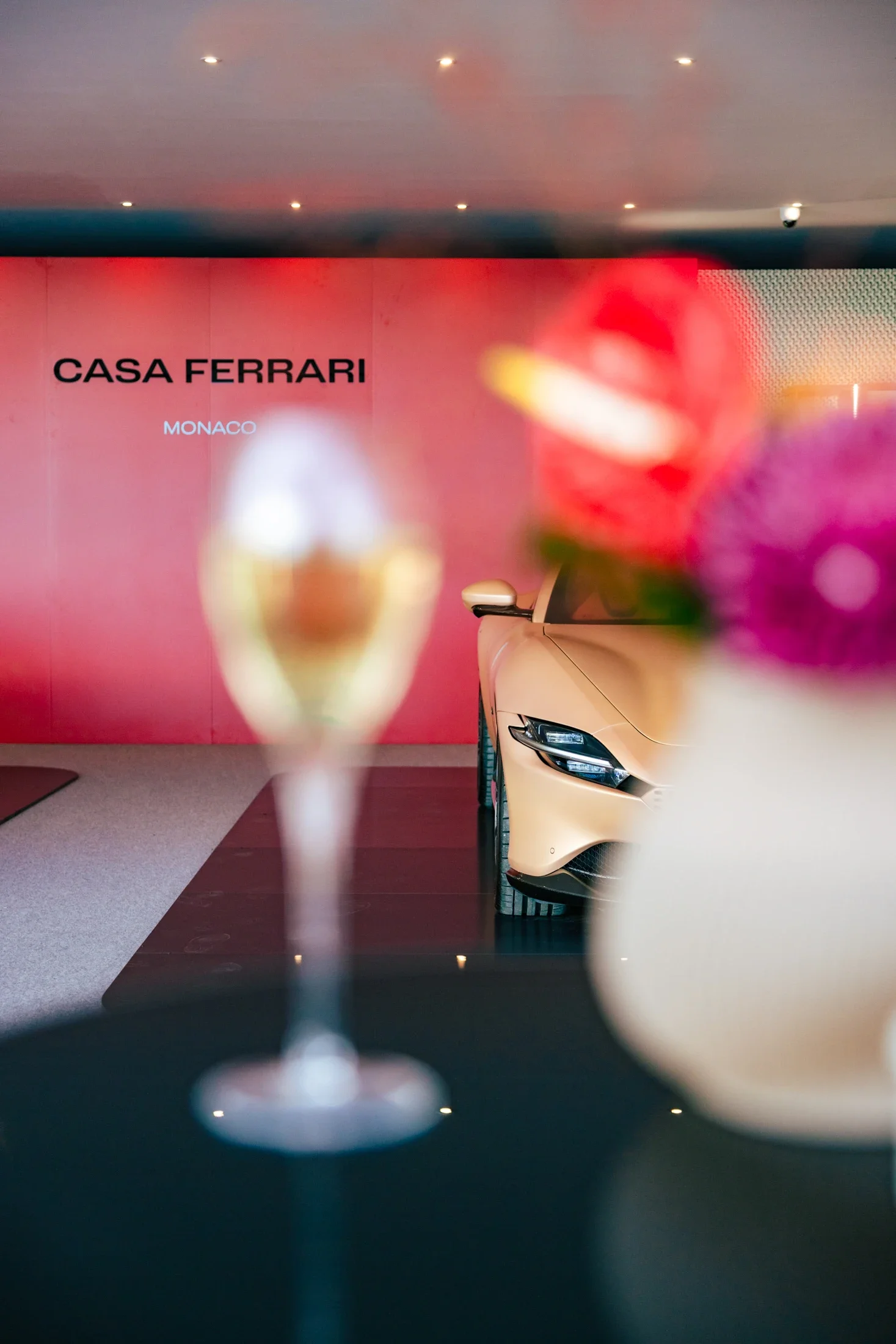 photographe évènementiel bourg en bresse – Reportage évènement Ferrari à Monaco, Casa Ferrari, coupe de champagne et le regard d'un Ferrari Roma Spider Taylor Made